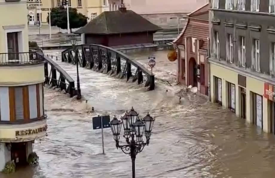 Ulice miasta zalane wodą. Kłodzko