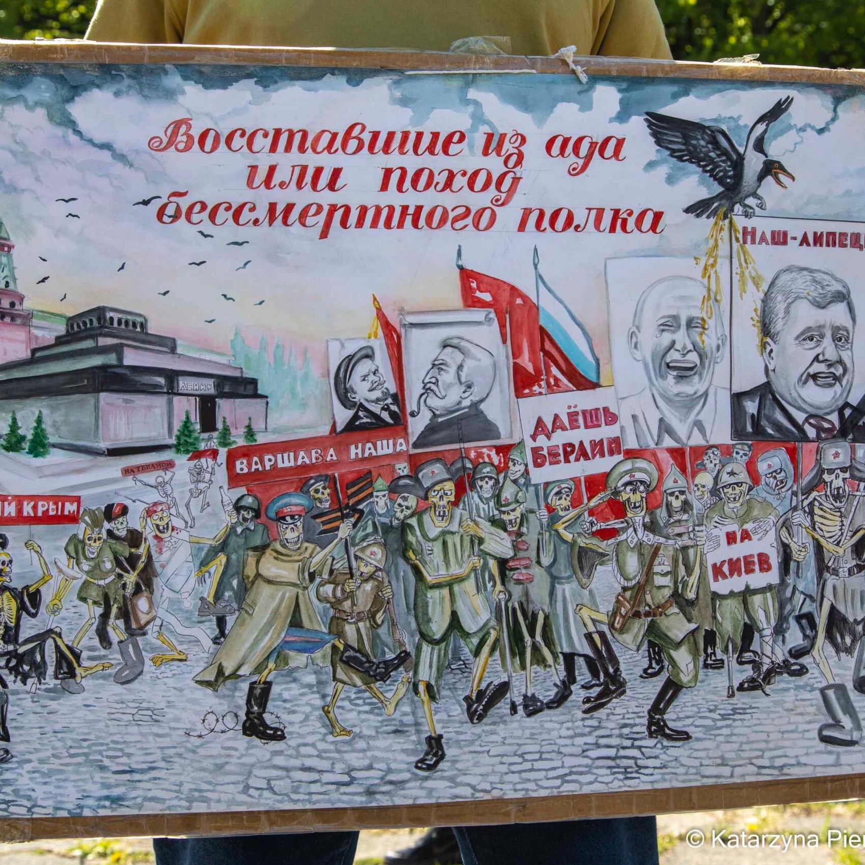 Ambasador Rosji oblany czerwoną farbą podczas protestu przeciw inwazji na Ukrainę. Chciał złożyć kwiaty pod pomnikiem poległych żołnierzy radzieckich w Warszawie.