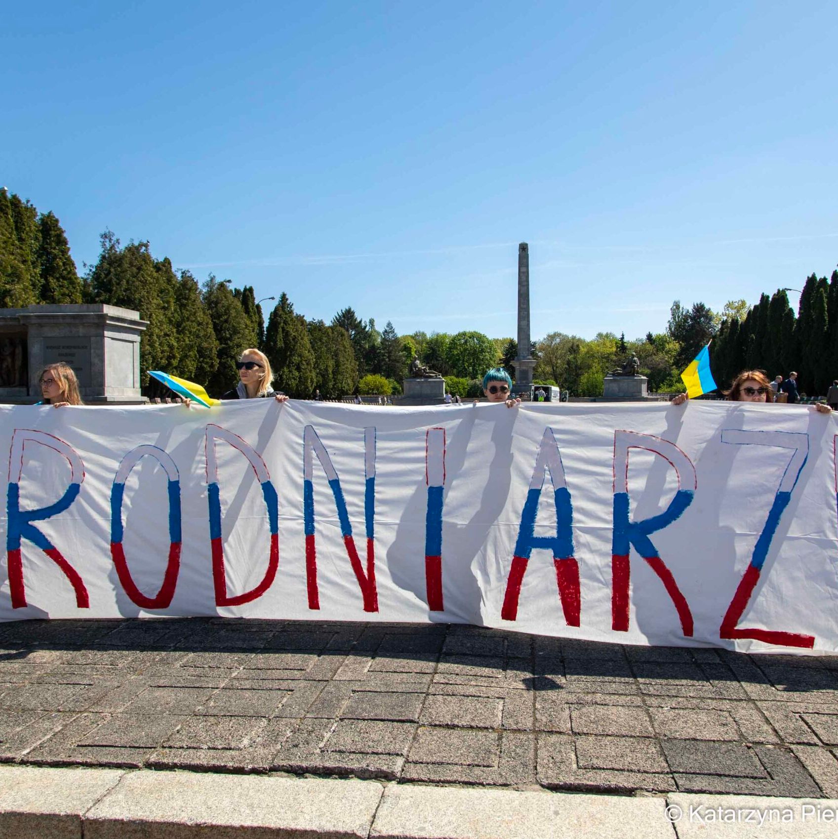 Ambasador Rosji oblany czerwoną farbą podczas protestu przeciw inwazji na Ukrainę. Chciał złożyć kwiaty pod pomnikiem poległych żołnierzy radzieckich w Warszawie.