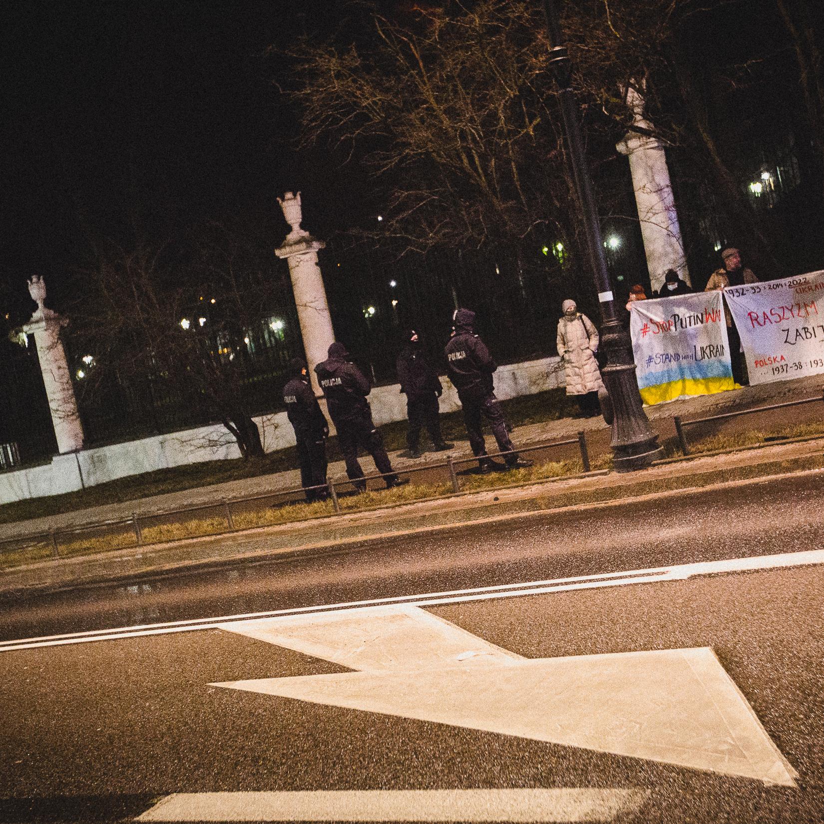 Warszawa, 23.02.2022. „Stop Puitin wars, stand with Ukraine”. Protest pod ambasadą Rosji