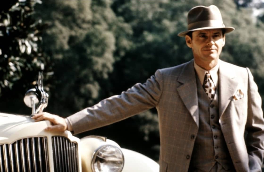 Mężczyzna w borsalino (Jack Nicholson) przy samochodzie z lat 30. Kadr z filmu Chinatown