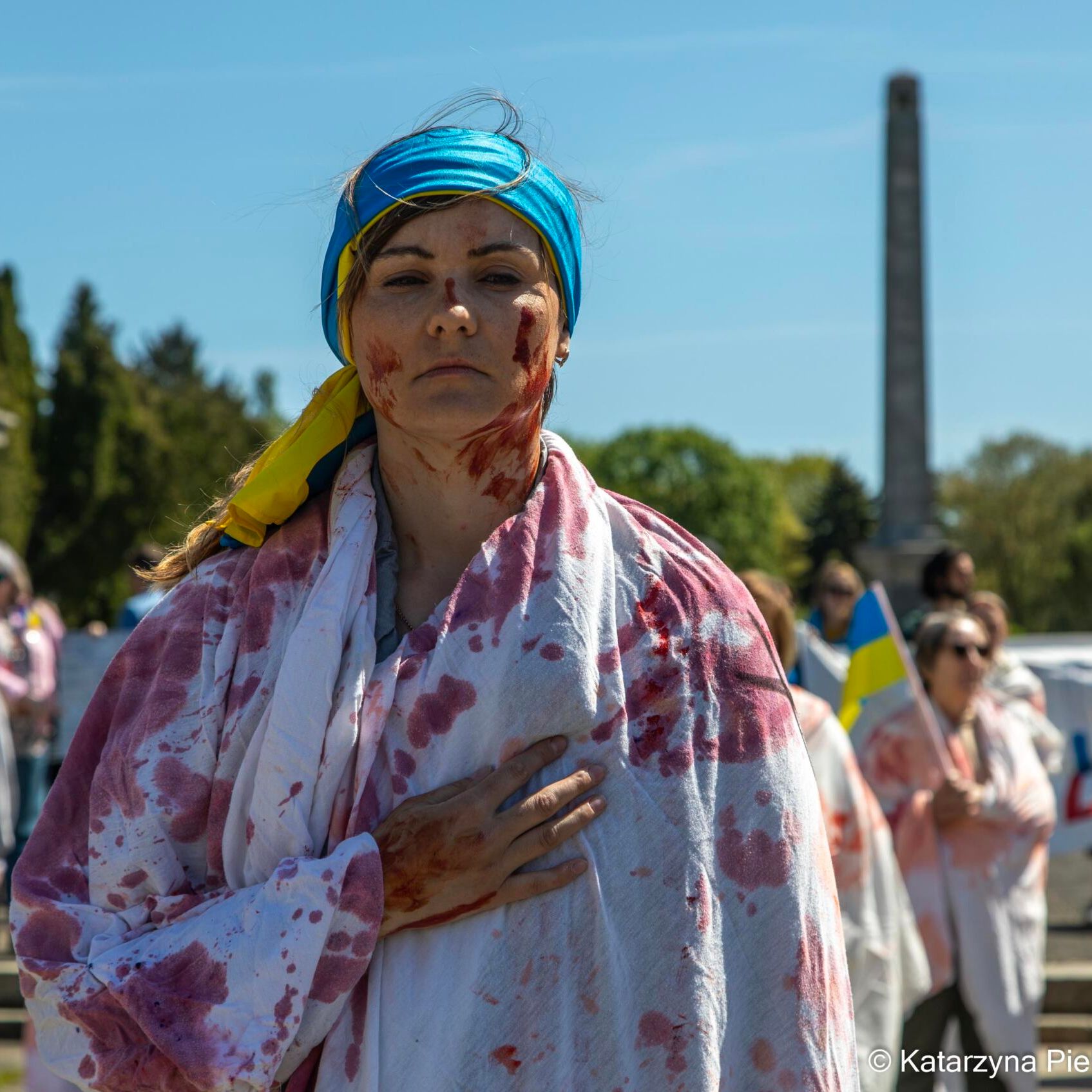Ambasador Rosji oblany czerwoną farbą podczas protestu przeciw inwazji na Ukrainę. Chciał złożyć kwiaty pod pomnikiem poległych żołnierzy radzieckich w Warszawie.