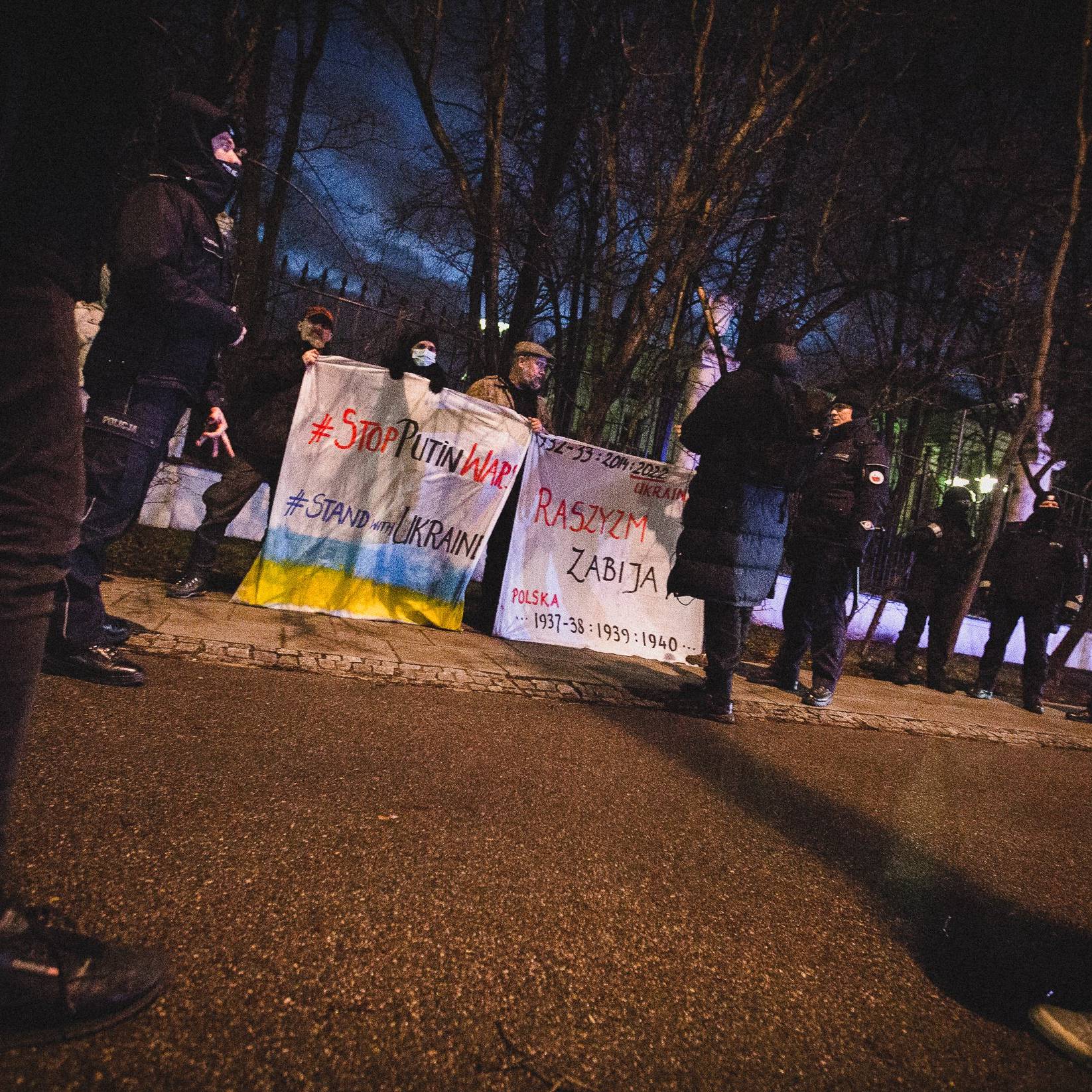 Warszawa, 23.02.2022. „Stop Puitin wars, stand with Ukraine”. Protest pod ambasadą Rosji