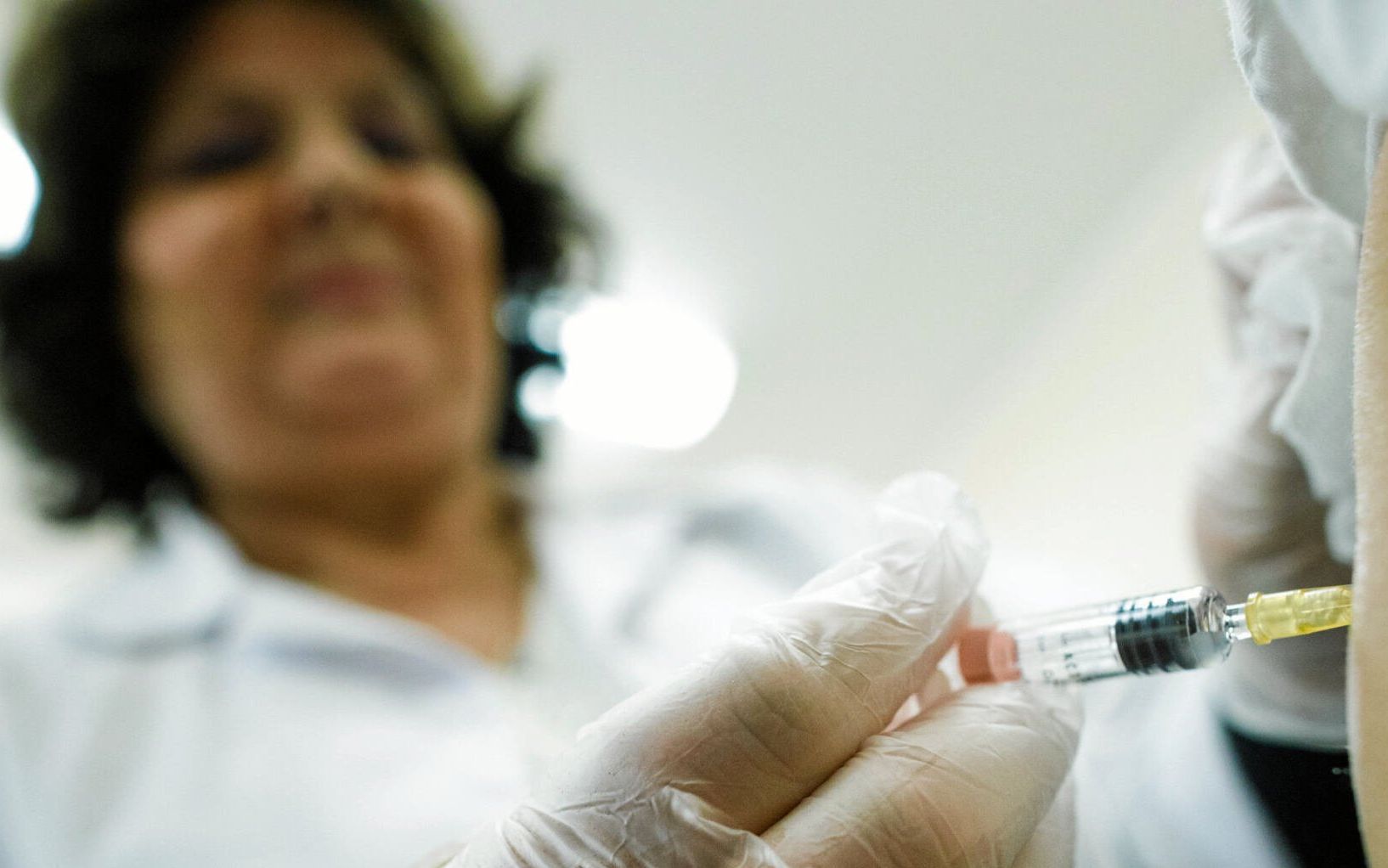 15.01.2019 Poznan , Punkt Szczepien Wojewodzkiej Stacji Sanitarno - Epidemiologicznej . Grupa lekarzy Wielkopolskiej Izby Lekarskiej publicznie szczepi sie przeciwko blonicy, tezcowi, krztuscowi i polio .
Fot. Lukasz Cynalewski / Agencja Gazeta