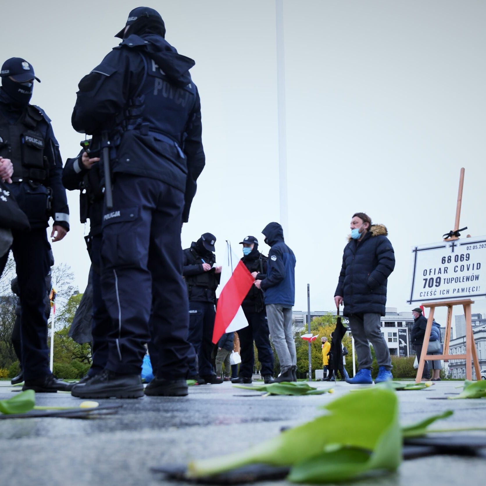 Warszawa, 02.05.2021. Akcja upamiętniająca ofiary COVID-19 na placu Piłsudskiego