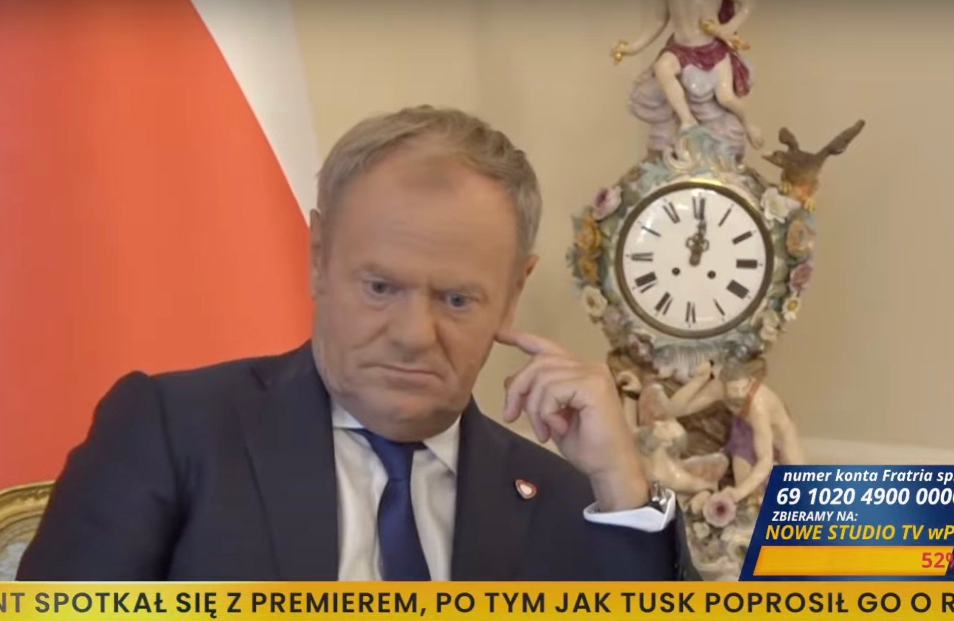 Donald Tusk czeka na spotkanie z Karolem Nawrockim. Po prawej zegar pokazuje godzinę 12.