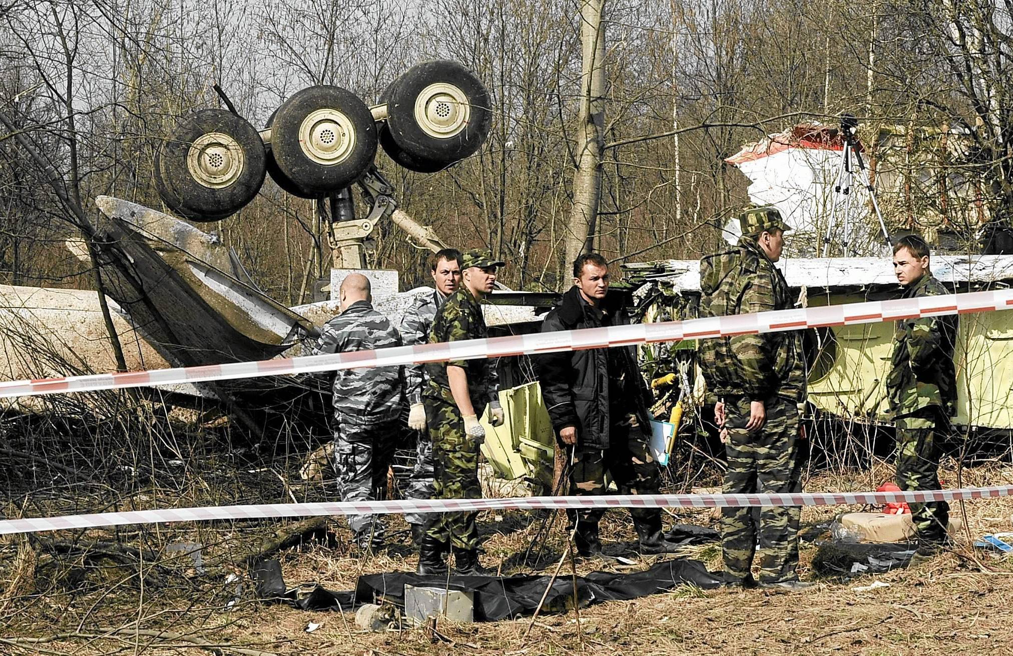 szczątki rozbitego samolotu prezydenckiego pod Smoleńskiem.