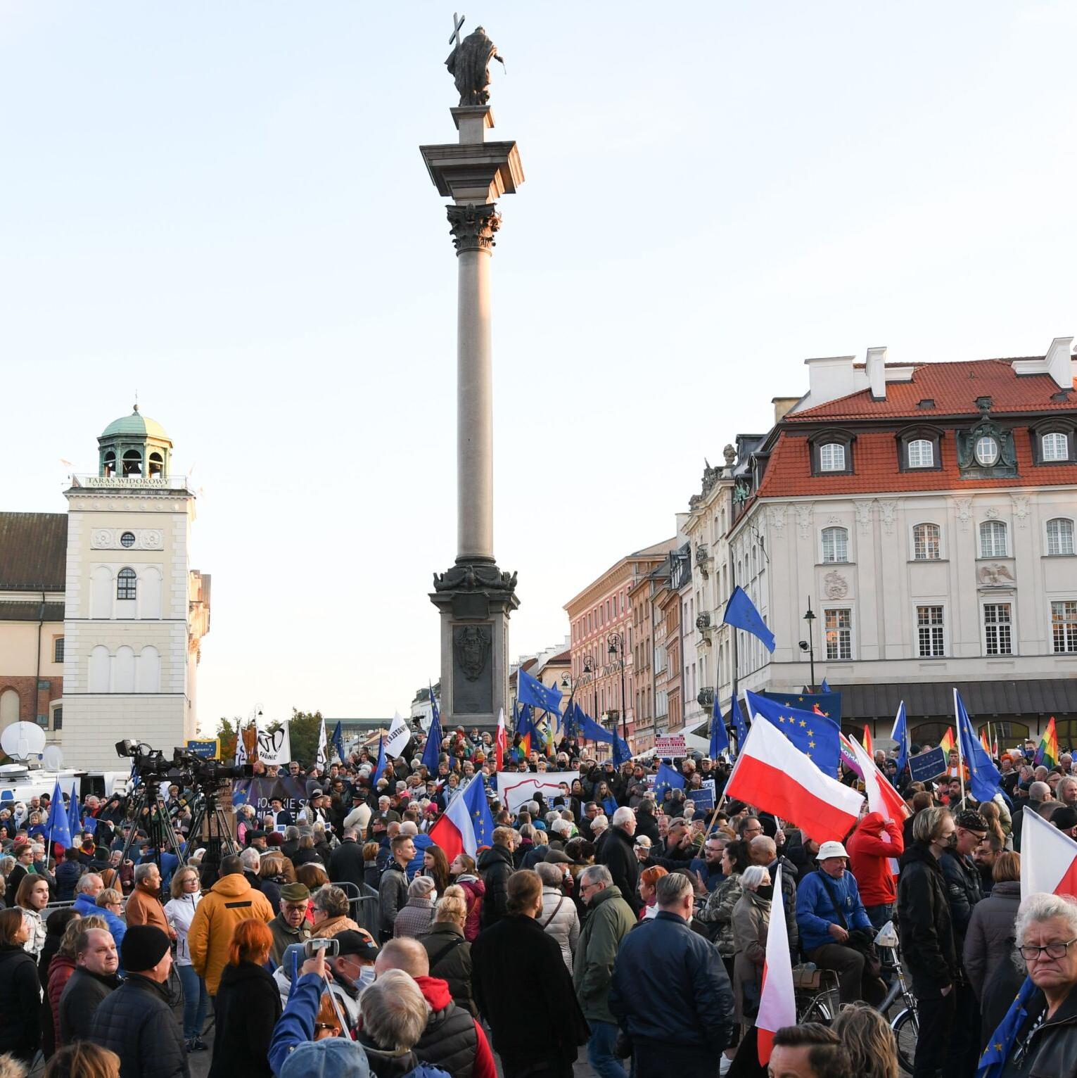 Warszawa, 10.10.2021. Zostajemy w UE – demonstracja na pl. Zamkowym
