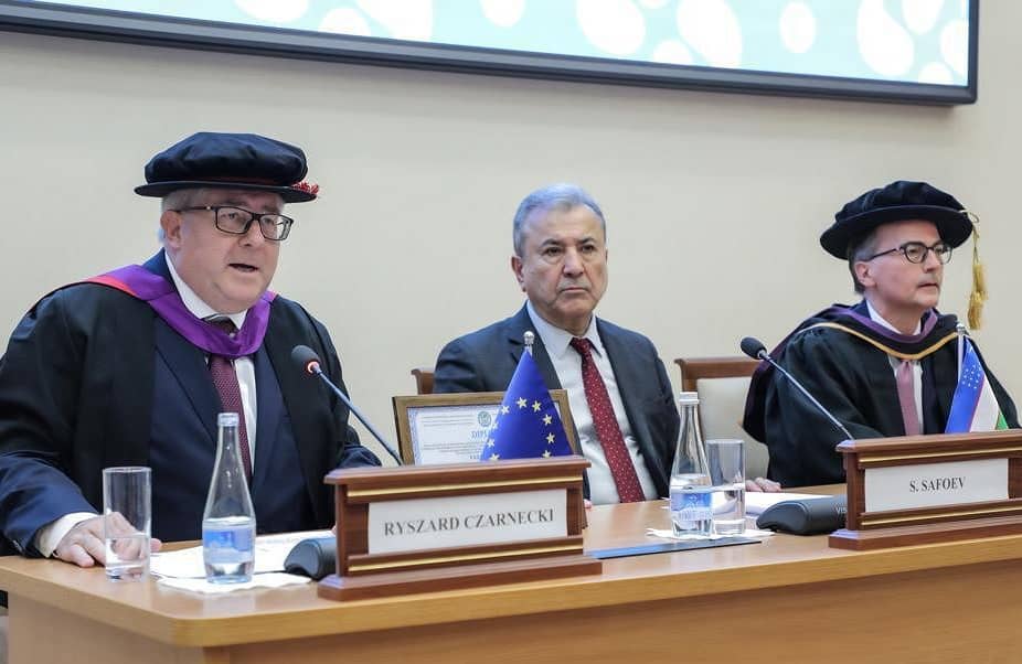 Ryszard Czarnecki (pierwszy z lewej) podczas uroczystości wręczenia tytułu doctor honoris causa na uniwersytecie w Uzbekistanie. Źródło: Ryszard Czarnecki, Twitter/X