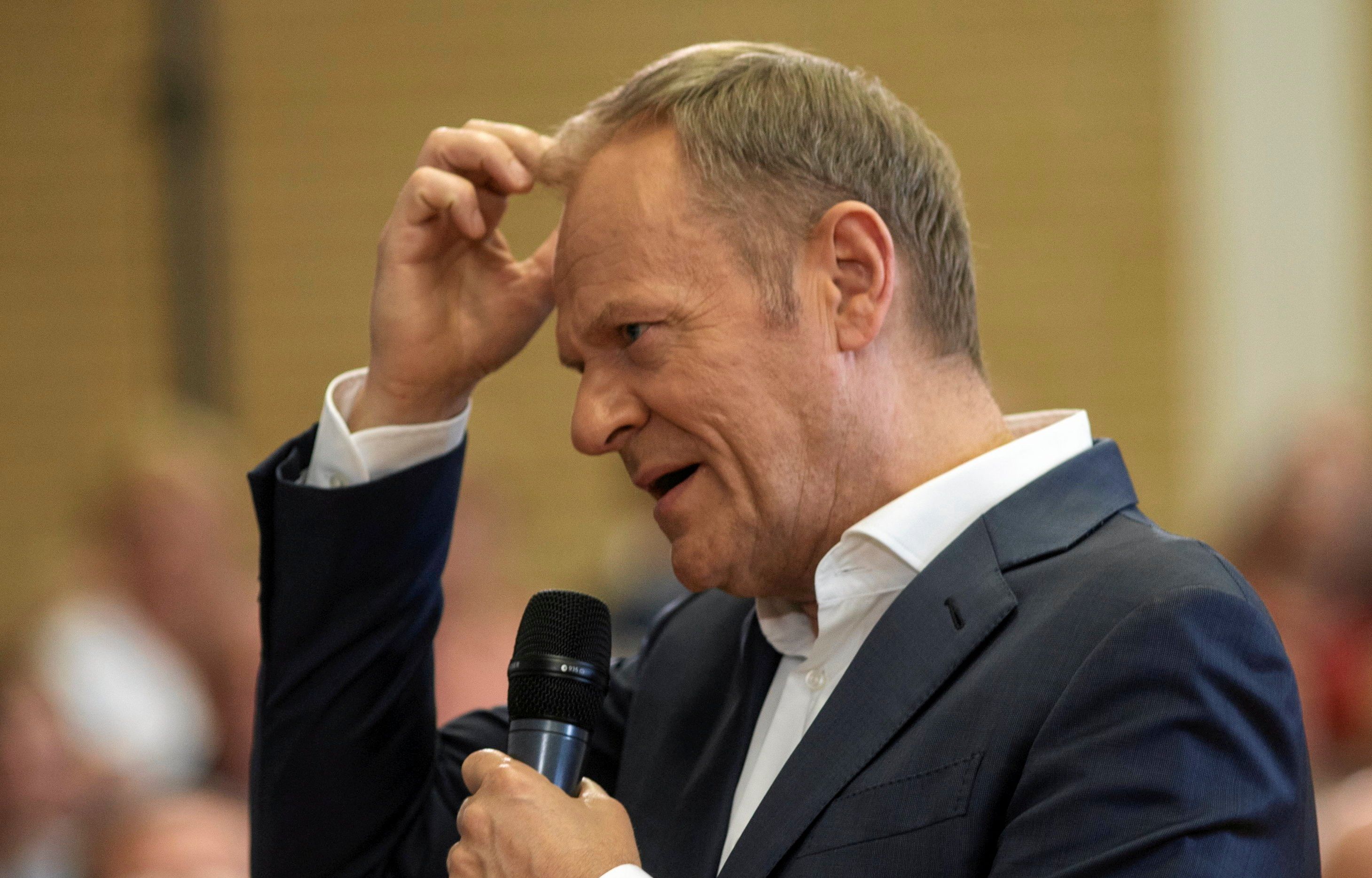 Donald Tusk podczas wiecu drapie się po głowie