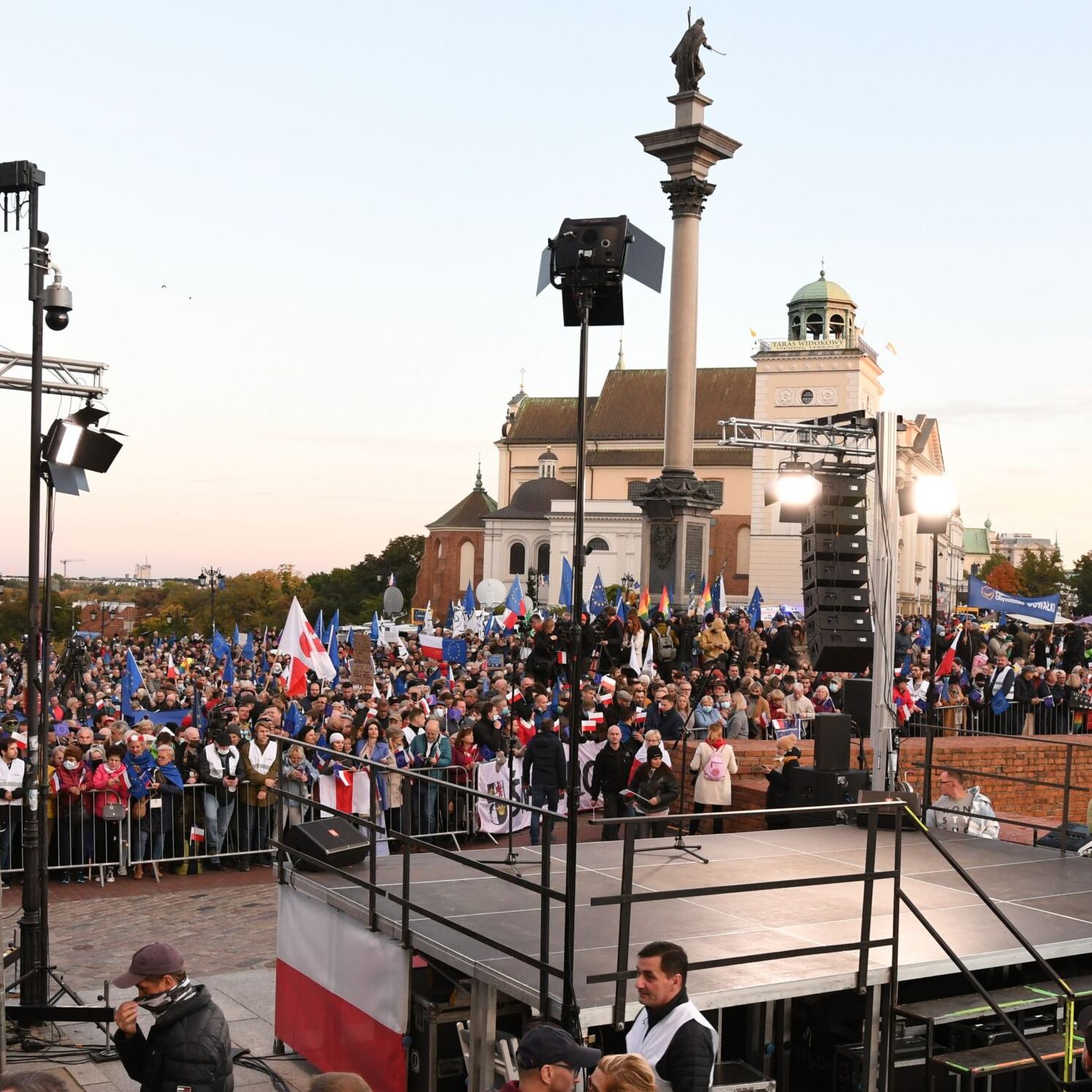 Warszawa, 10.10.2021. Zostajemy w UE – demonstracja na pl. Zamkowym