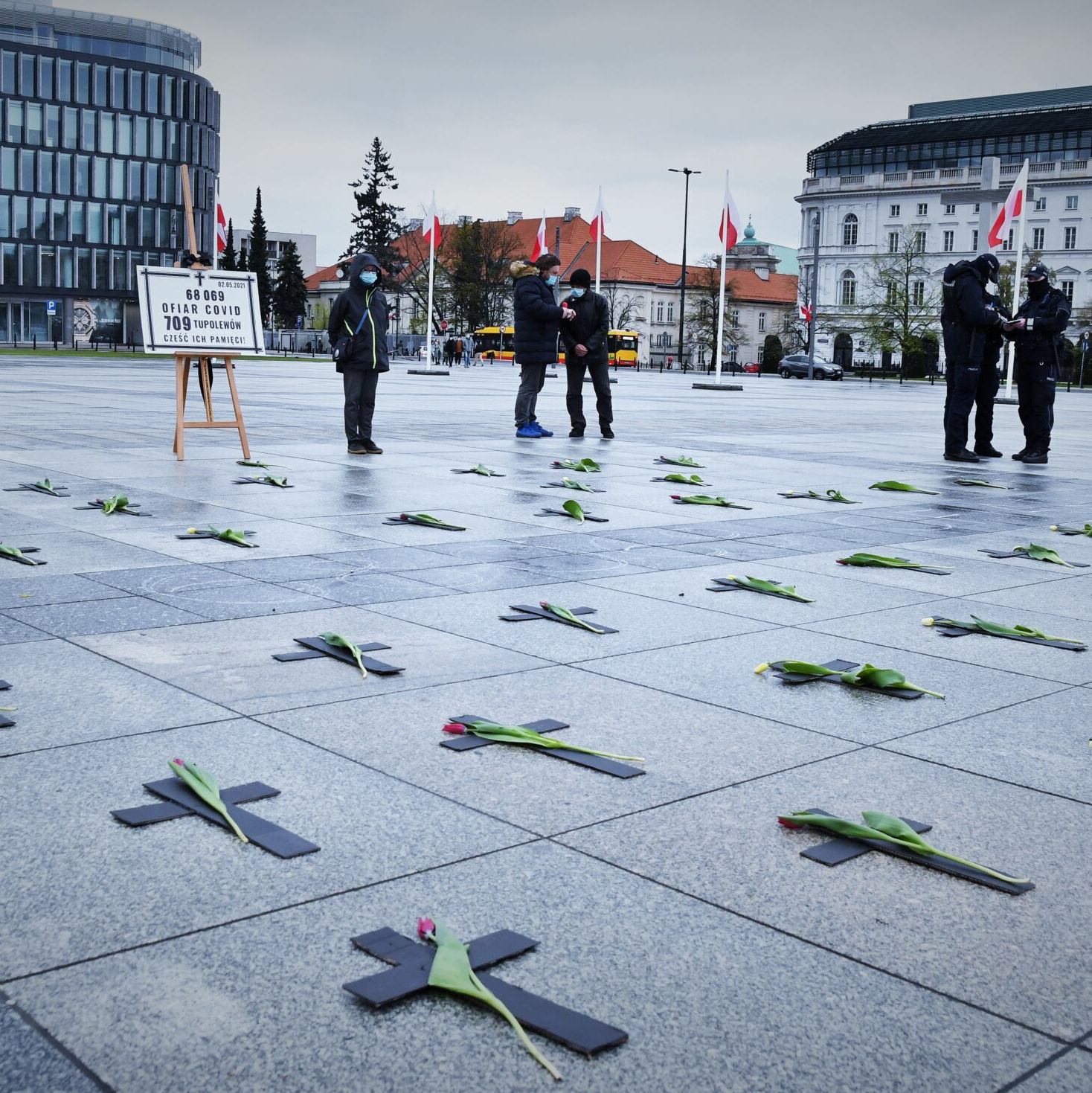 Warszawa, 02.05.2021. Akcja upamiętniająca ofiary COVID-19 na placu Piłsudskiego