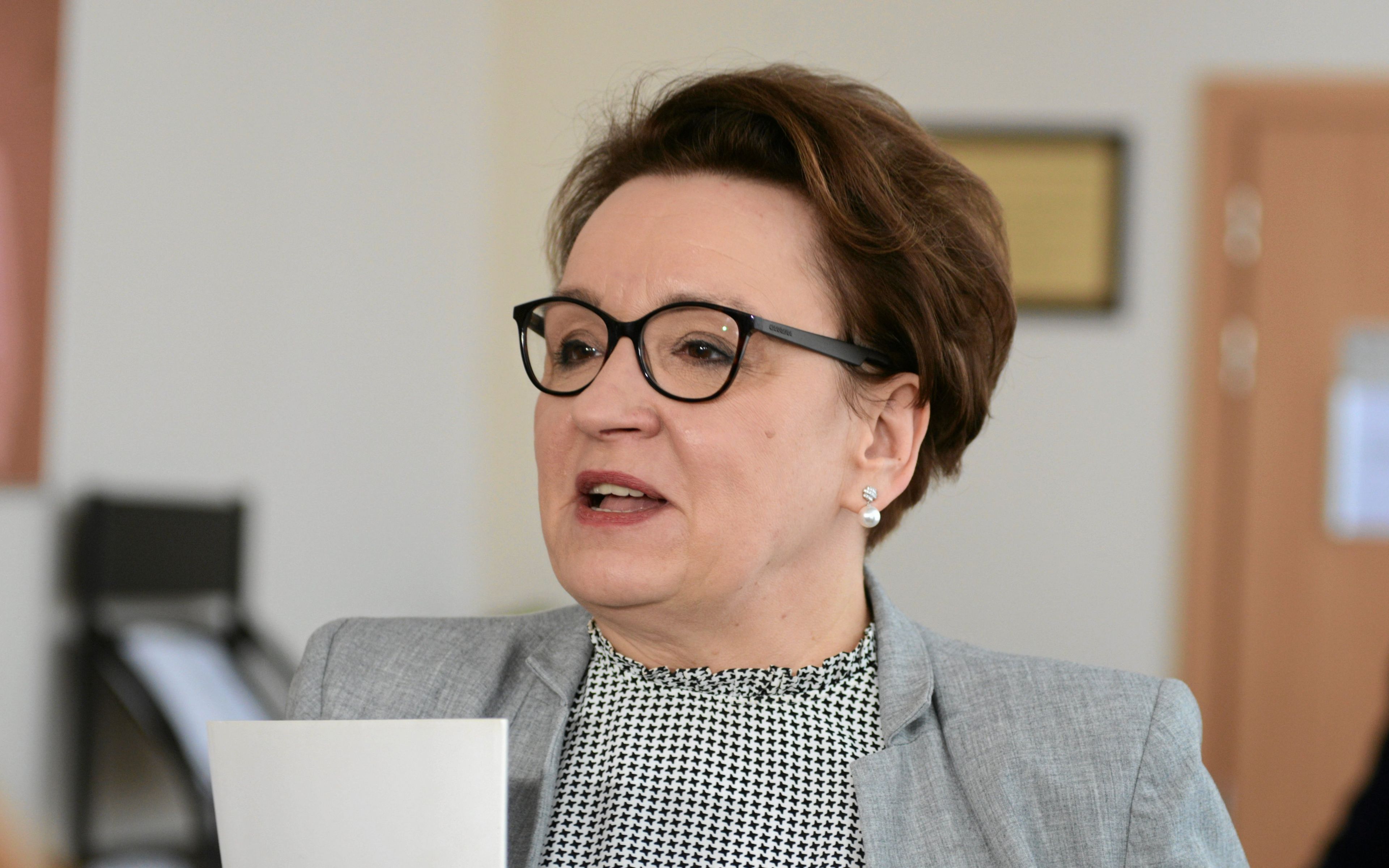 07.01.2019 Warszawa , ul. Limanowskiego 23 . Centrum Partnerstwa Spolecznego " Dialog " . Minister Edukacji Narodowej Anna Zalewska , wiceminister Maciej Kopec podczas briefingu prasowego po spotkaniu konsultacyjnym w sprawie projektu rozporzadzenia Ministra Edukacji Narodowej zmieniajacego rozporzadzenie w sprawie wysokosci minimalnych stawek wynagrodzenia zasadniczego nauczycieli , ogolnych warunkow przyznawania dodatkow do wynagrodzenia zasadniczego oraz wynagradzania za prace w dniu wolnym od pracy , z udzialem przedstawicieli zwiazkow zawodowych .
Fot. Maciek Jazwiecki / Agencja Gazeta