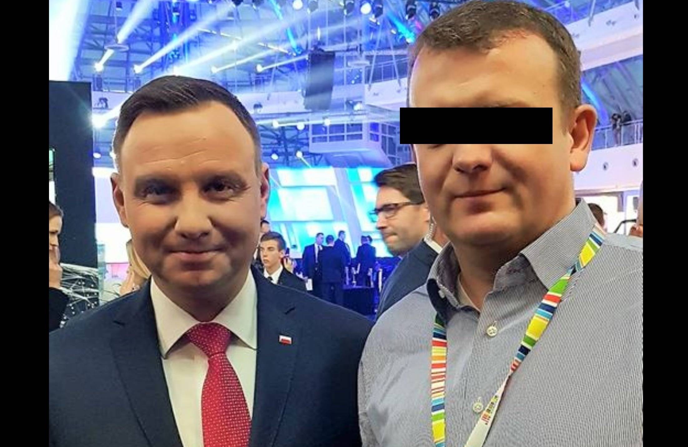 Janusz J. i prezydent Andrzej Duda w drugim dniu Kongresu 590. Na oczach Jabłońskiego czarny pasek.