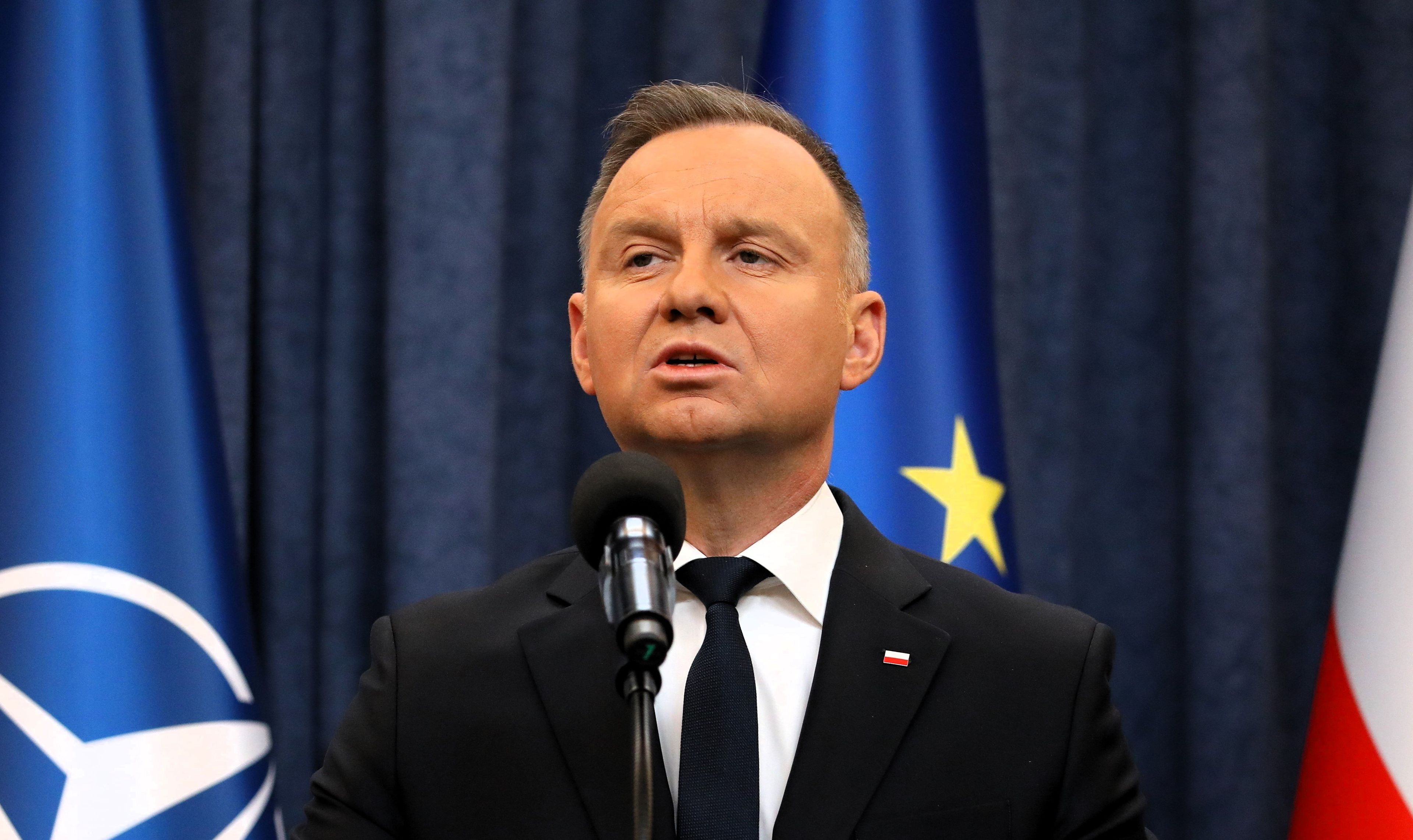 Mężczyzna stoi z wysuniętym w górę podbródkiem