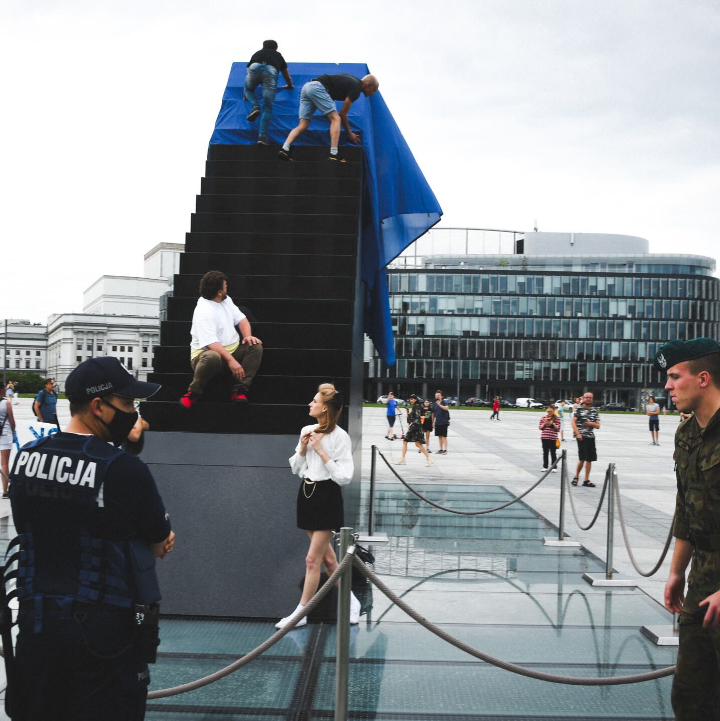 Warszawa, 22.07.2021. LBO wiesza flagę UE na pomniku smoleńskim