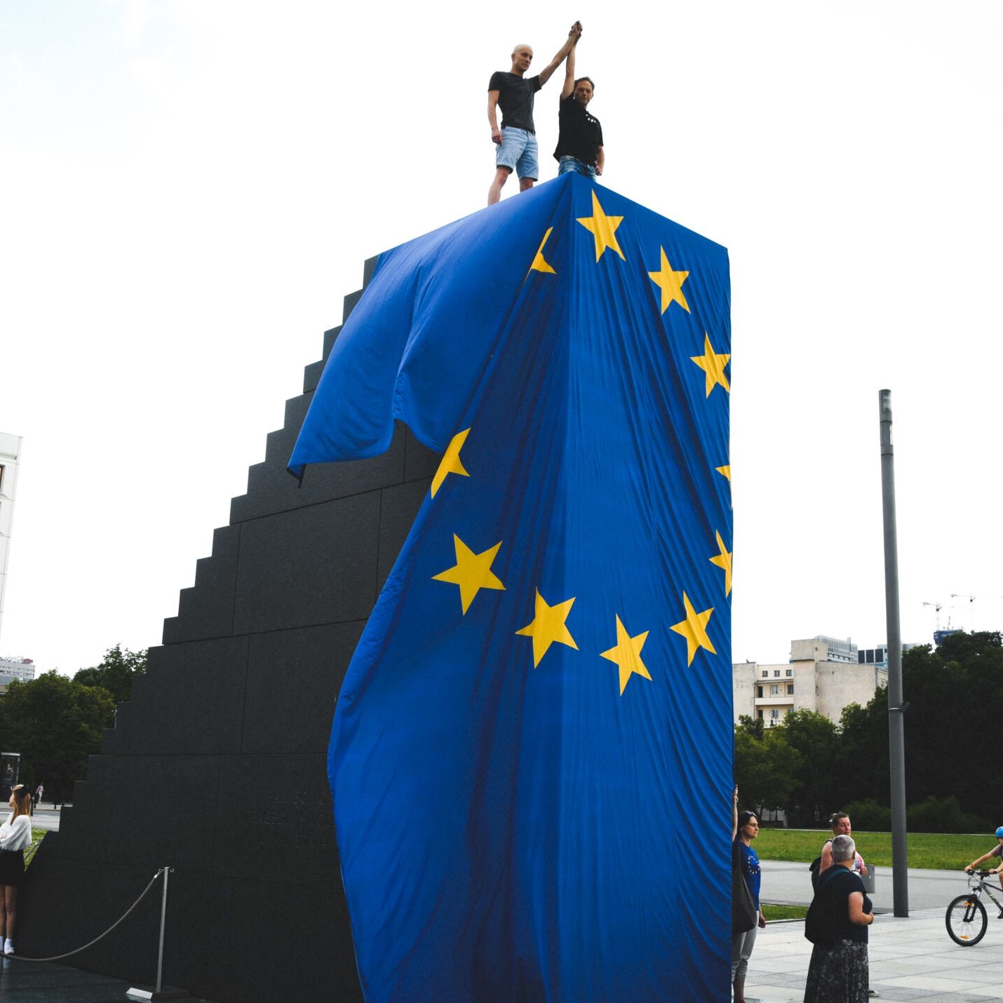 Warszawa, 22.07.2021. LBO wiesza flagę UE na pomniku smoleńskim