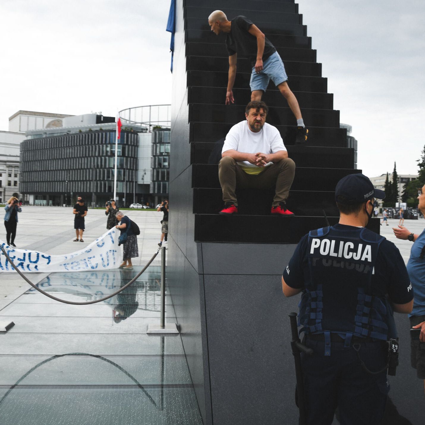 Warszawa, 22.07.2021. LBO wiesza flagę UE na pomniku smoleńskim