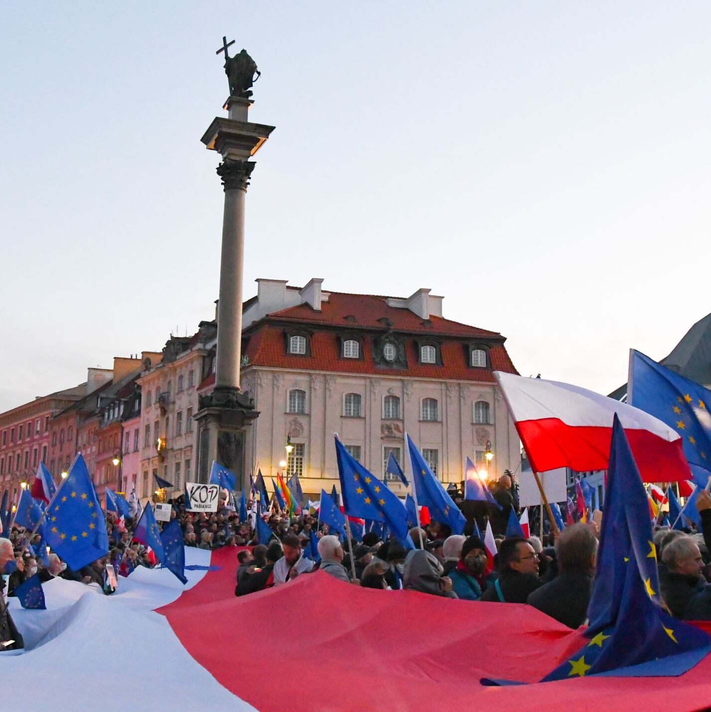 Warszawa, 10.10.2021. Zostajemy w UE – demonstracja na pl. Zamkowym