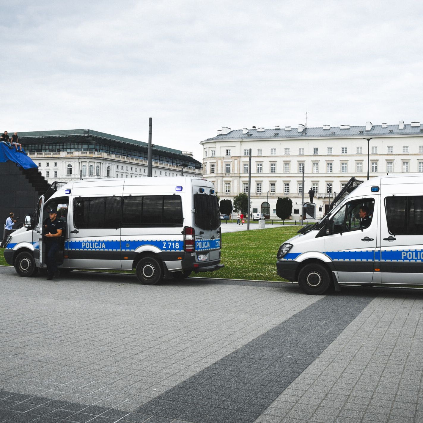 Warszawa, 22.07.2021. LBO wiesza flagę UE na pomniku smoleńskim