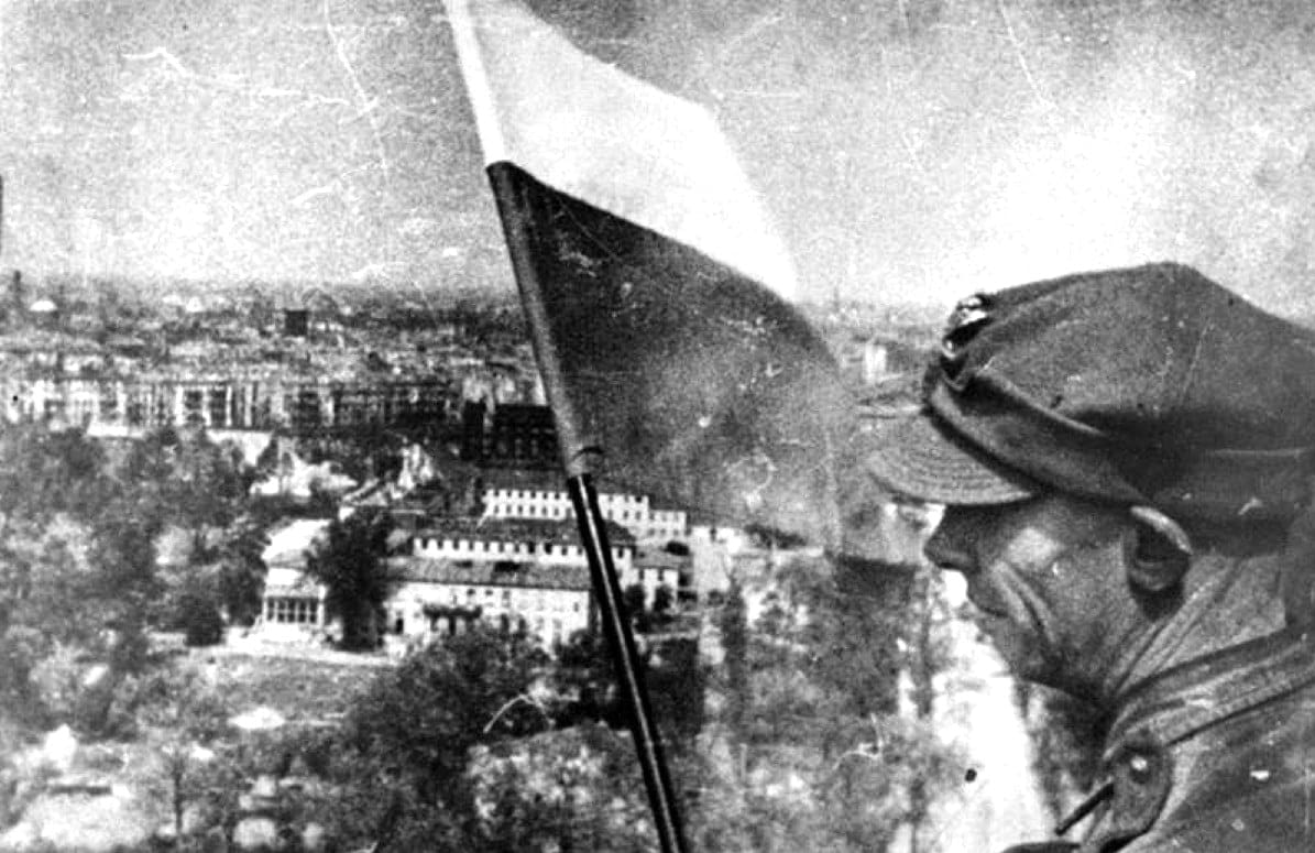Polska flaga nad Berlionem, umieszczona na Kolumnie Zwycięstwa