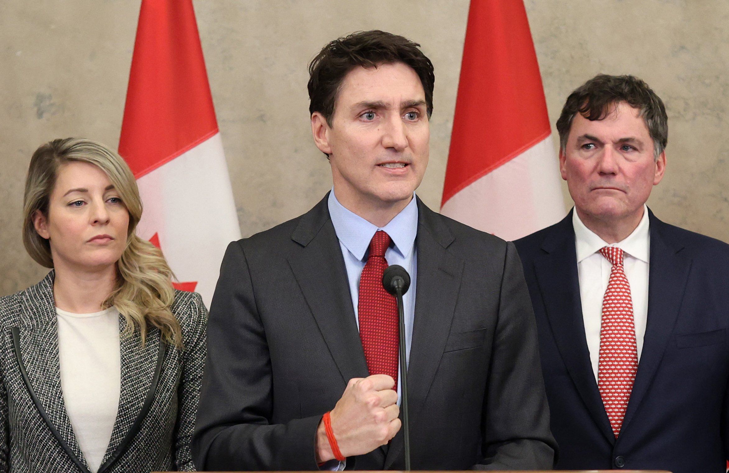 Premier Kanady Justin Trudeau przemawia w towarzystwie minister spraw zagranicznych Melanie Joly i ministra finansów i spraw międzyrządowych Dominica LeBlanca