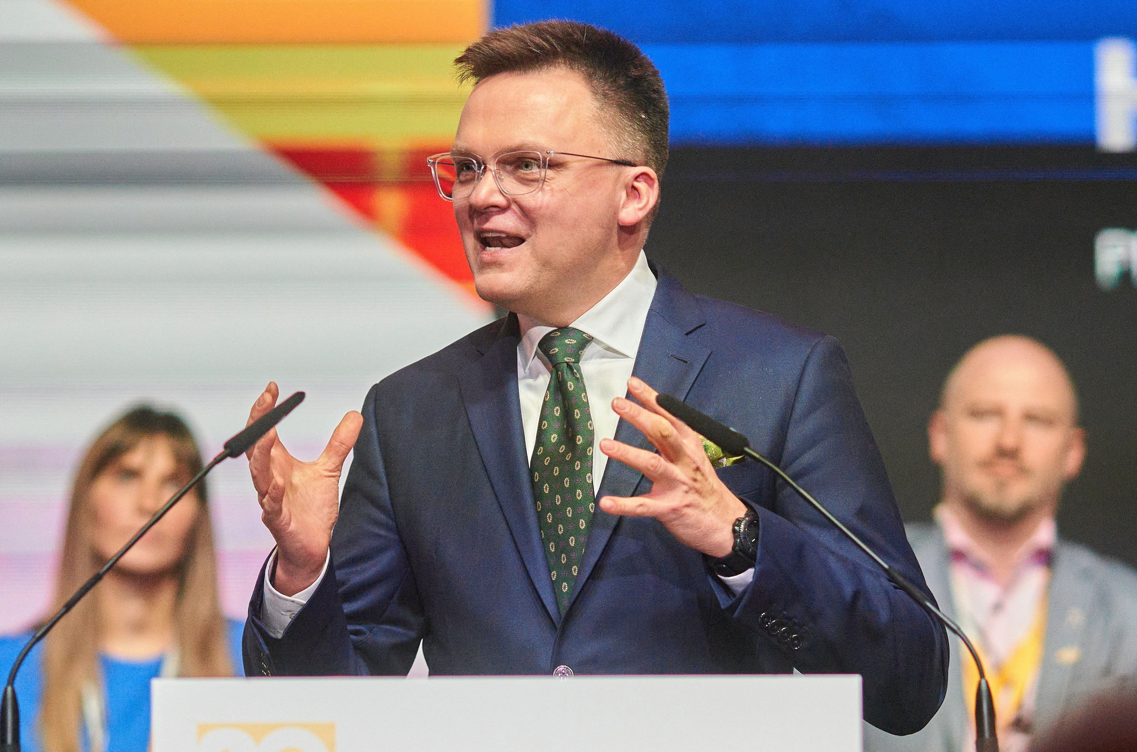 Szymon Hołownia przemawia z mównicy na zjeździe partii Polska 2050