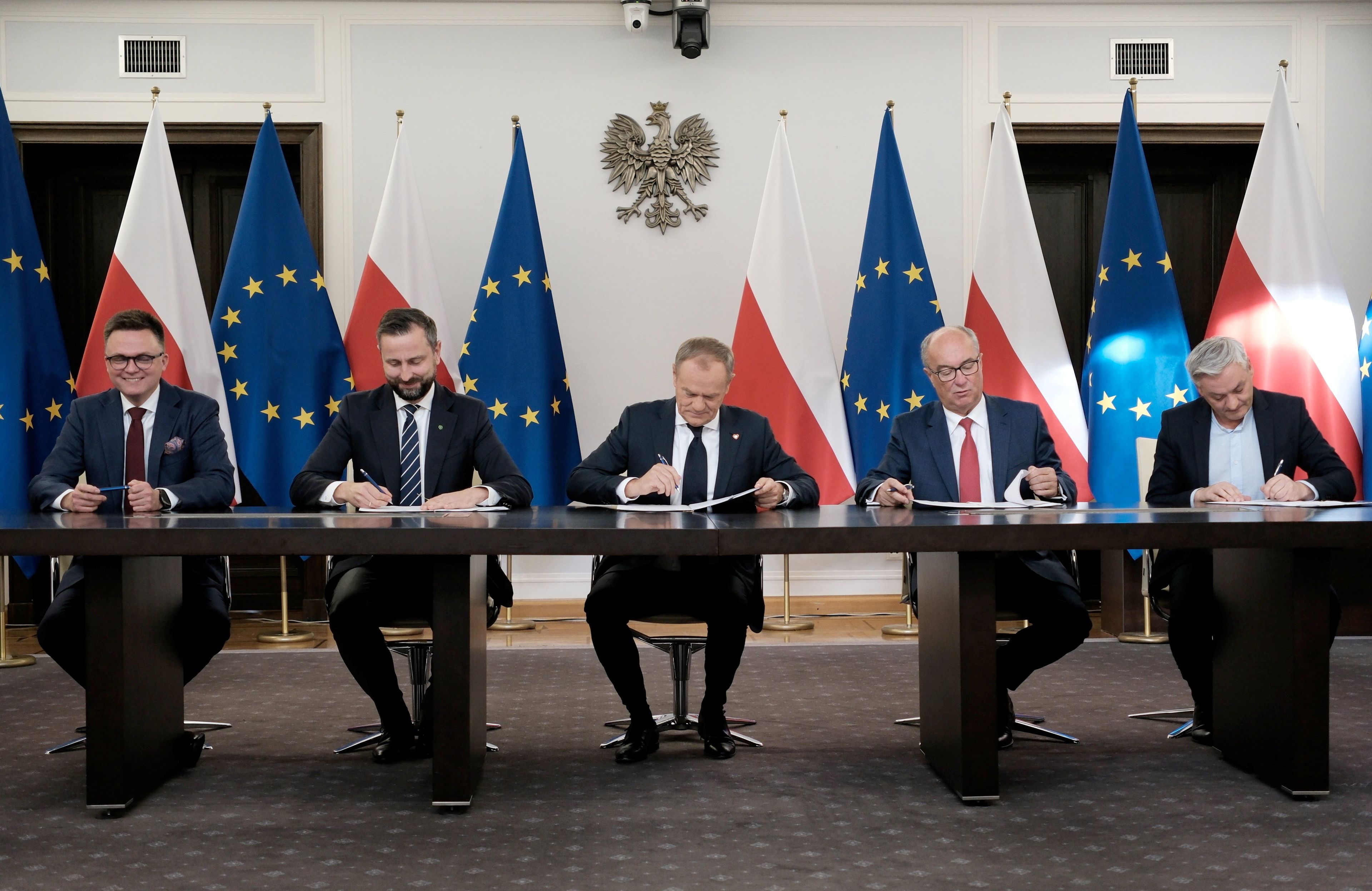 pięciu mężczyzn w garniturach