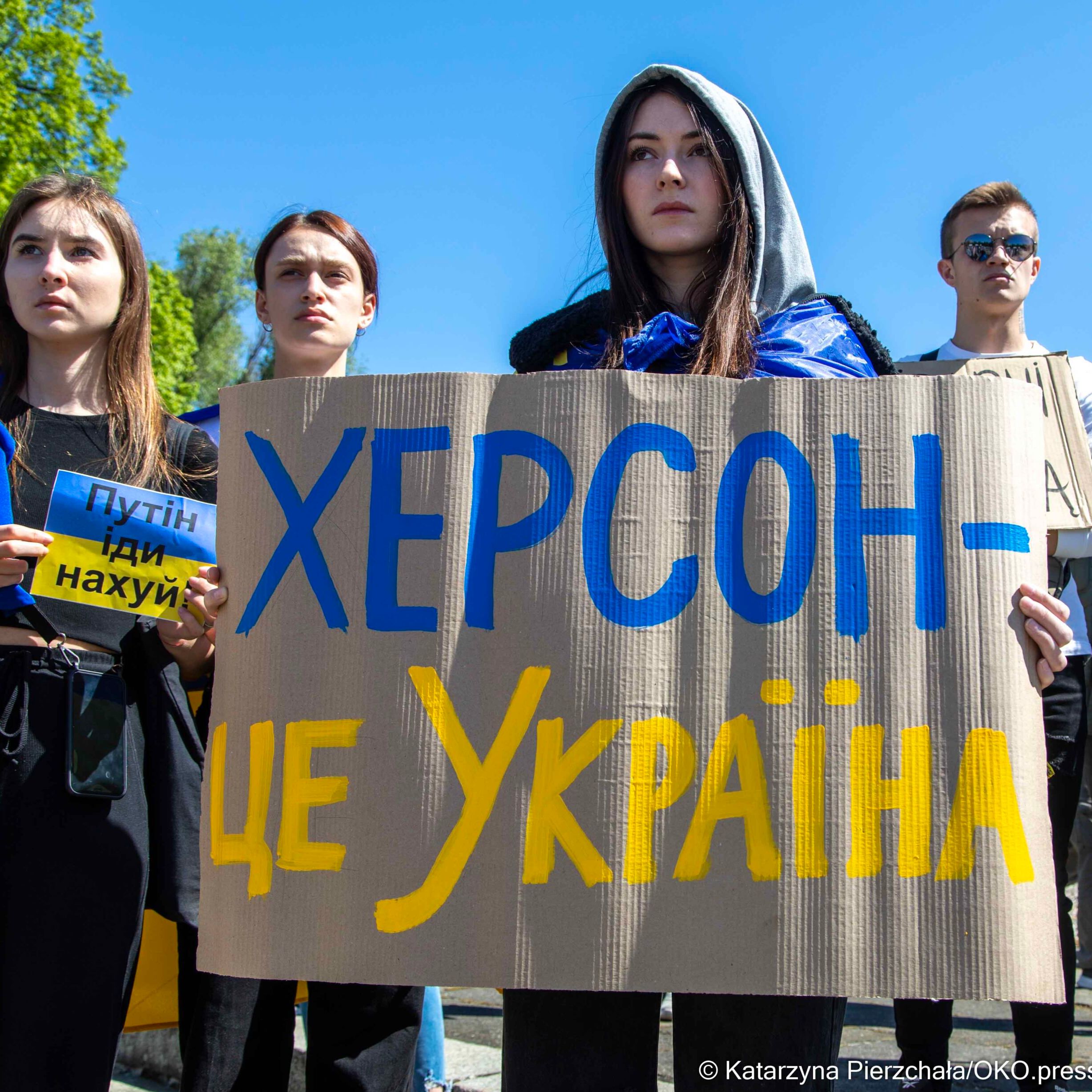 Ambasador Rosji oblany czerwoną farbą podczas protestu przeciw inwazji na Ukrainę. Chciał złożyć kwiaty pod pomnikiem poległych żołnierzy radzieckich w Warszawie.