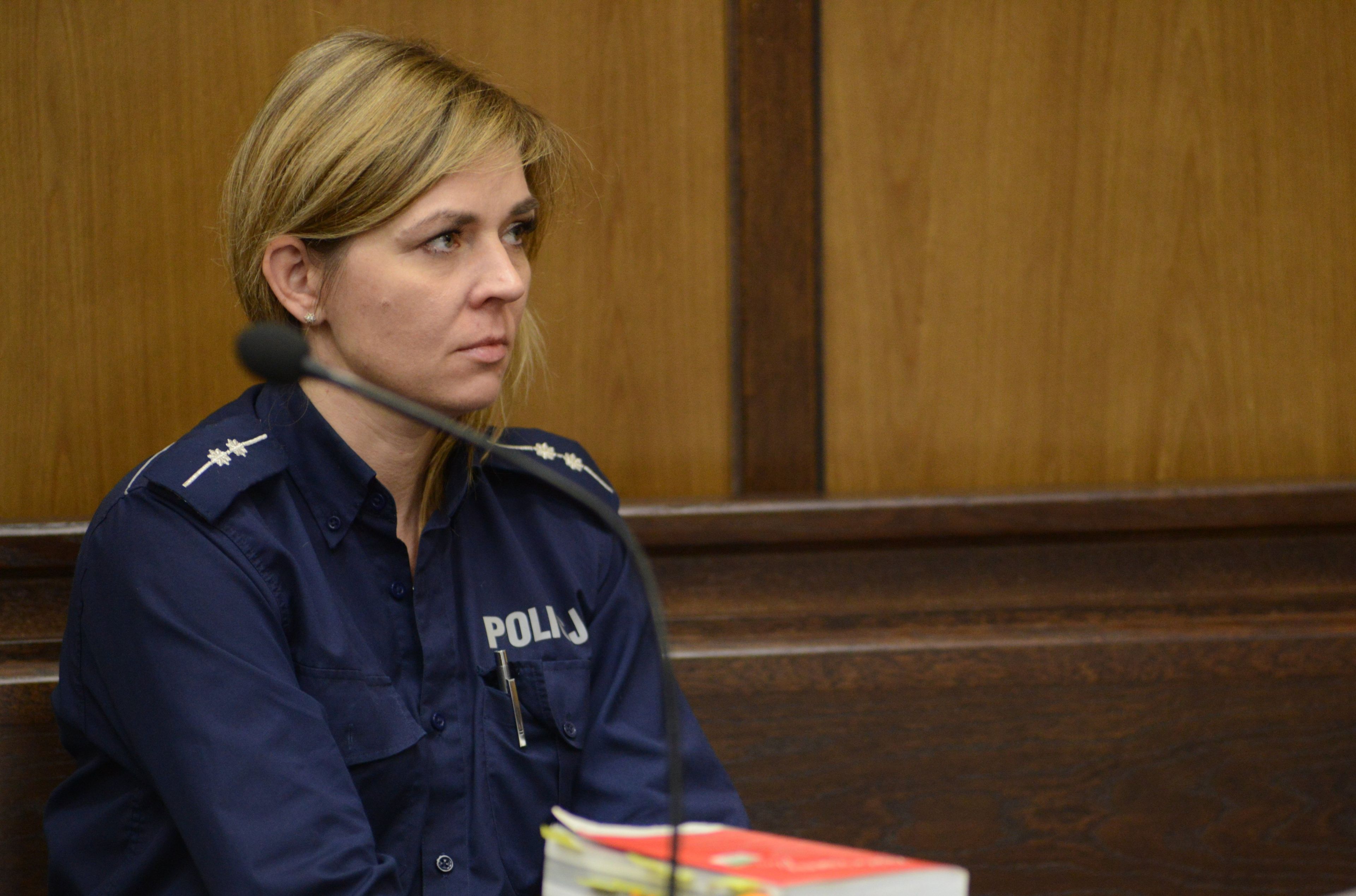 Kobieta, blondynka, w mundurze policjantki