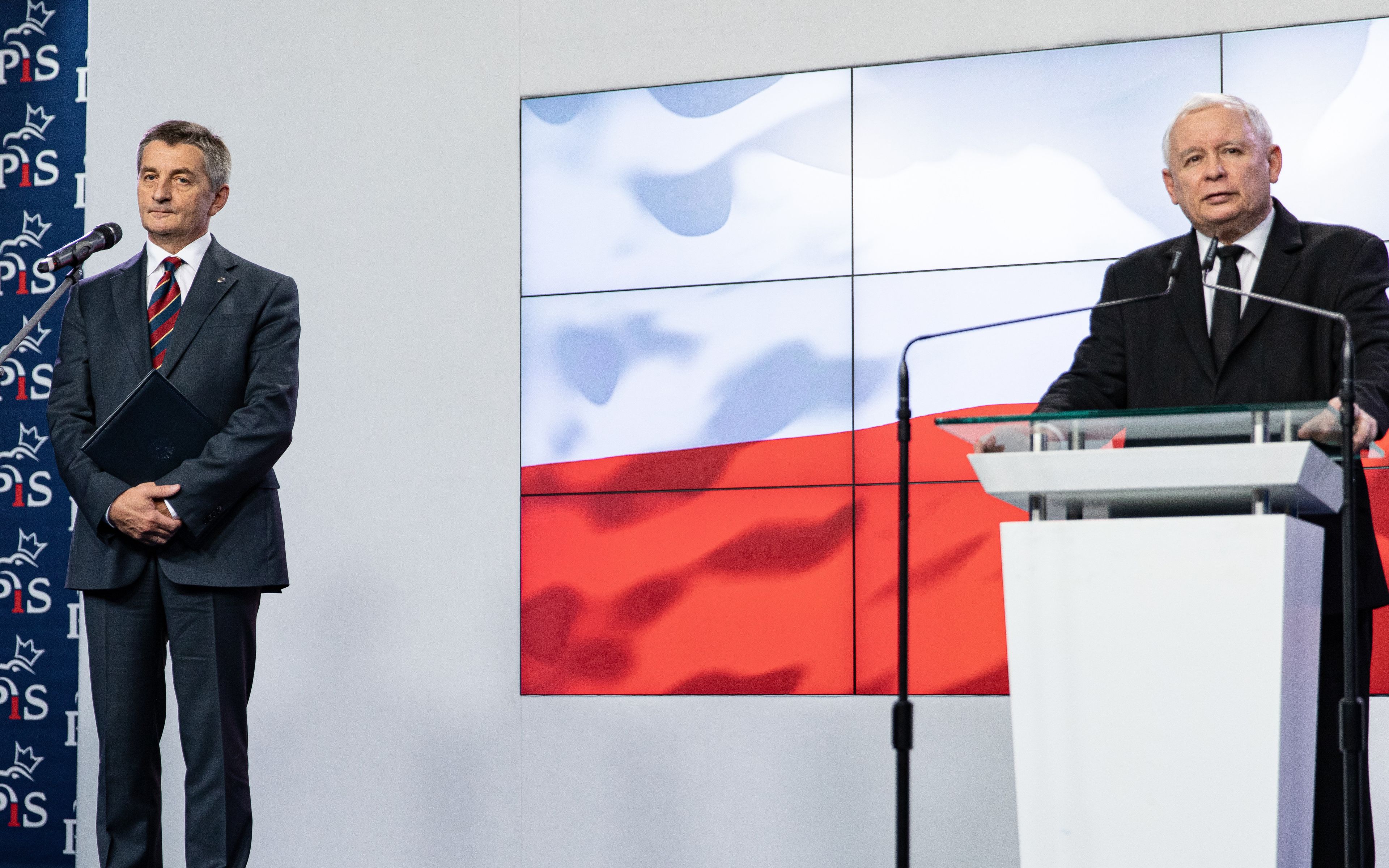 08.08.2019 Warszawa , ulica Nowogrodzka 84 / 86 . Wiedziba Prawa i Sprawiedliwosci . Od lewej: marszalek Sejmu Marek Kuchcinski , prezes Prawa i Sprawiedliwosci Jaroslaw Kaczynski podczas wspolnego oswiadczenia w sprawie lotow marszalka Marka Kuchcinskiego i jego dymisji ze stanowiska zaplanowanej na 09.08.2019 . 
Fot. Dawid Zuchowicz / Agencja Gazeta