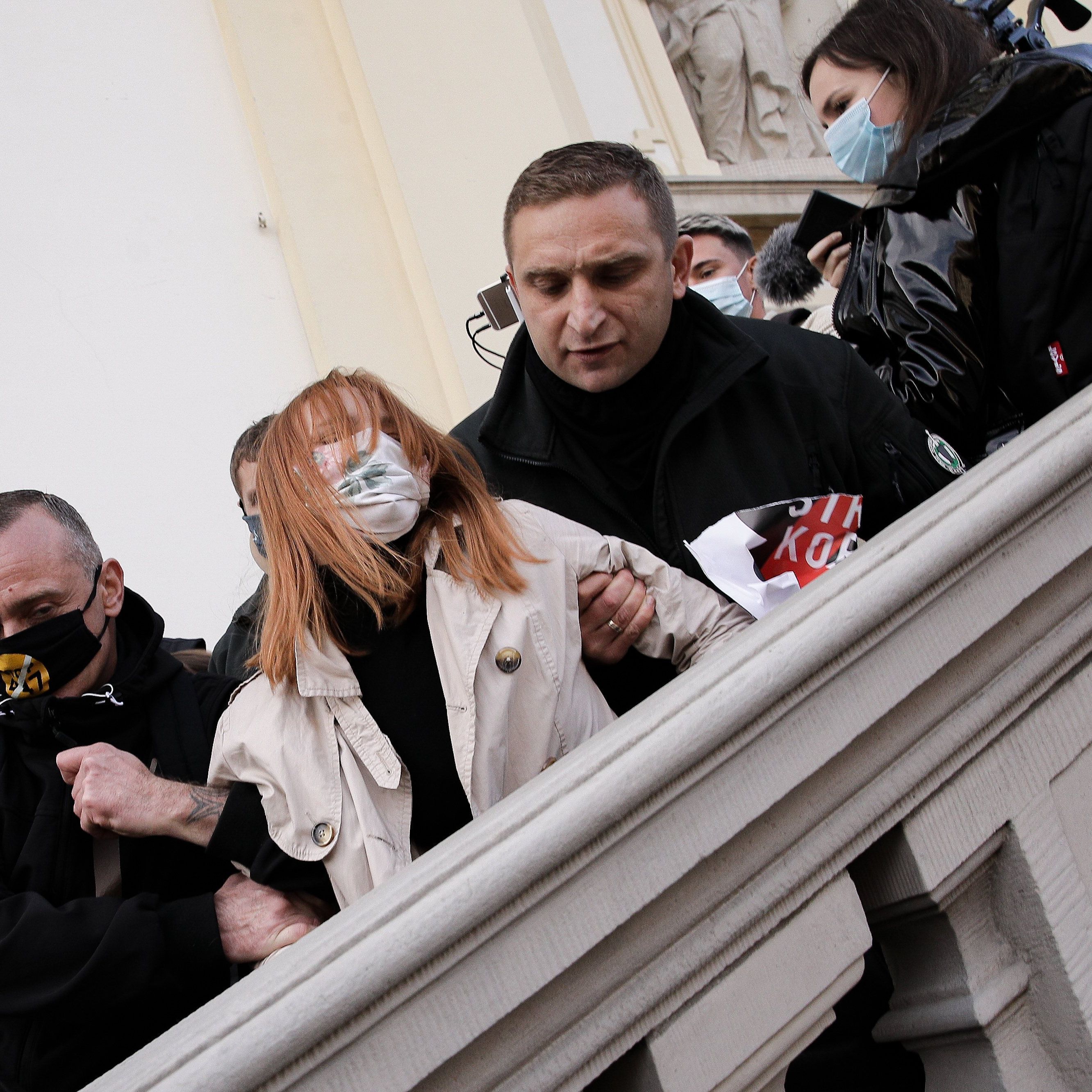 Protest Strajku Kobiet pod kosciolem sw. Krzyza w Warszawie