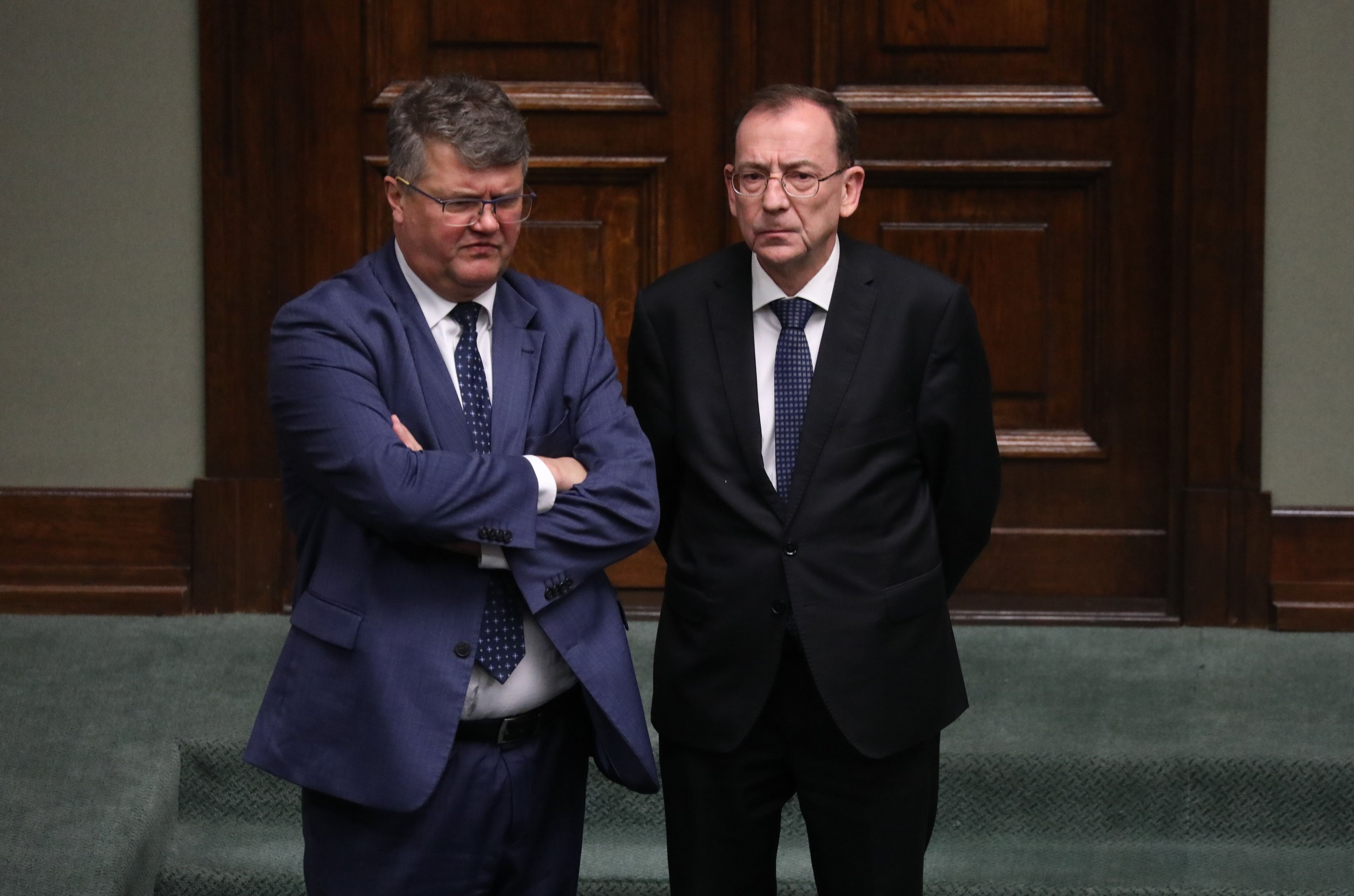 Dwaj mężczyźni na sali sejmowej