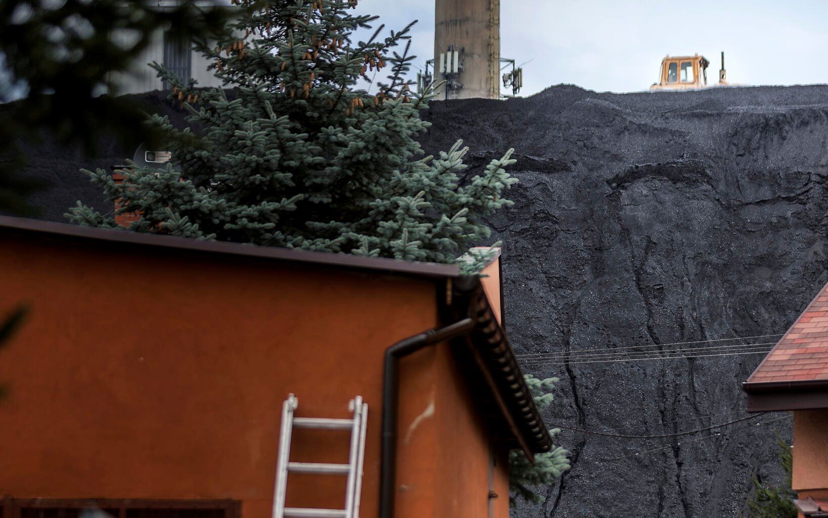 24.09.2020 Ruda Slaska , kopalnia Halemba . Zwaly wegla , ktore zalegaja na terenie kopalni .
 Fot. Grzegorz Celejewski / Agencja Gazeta