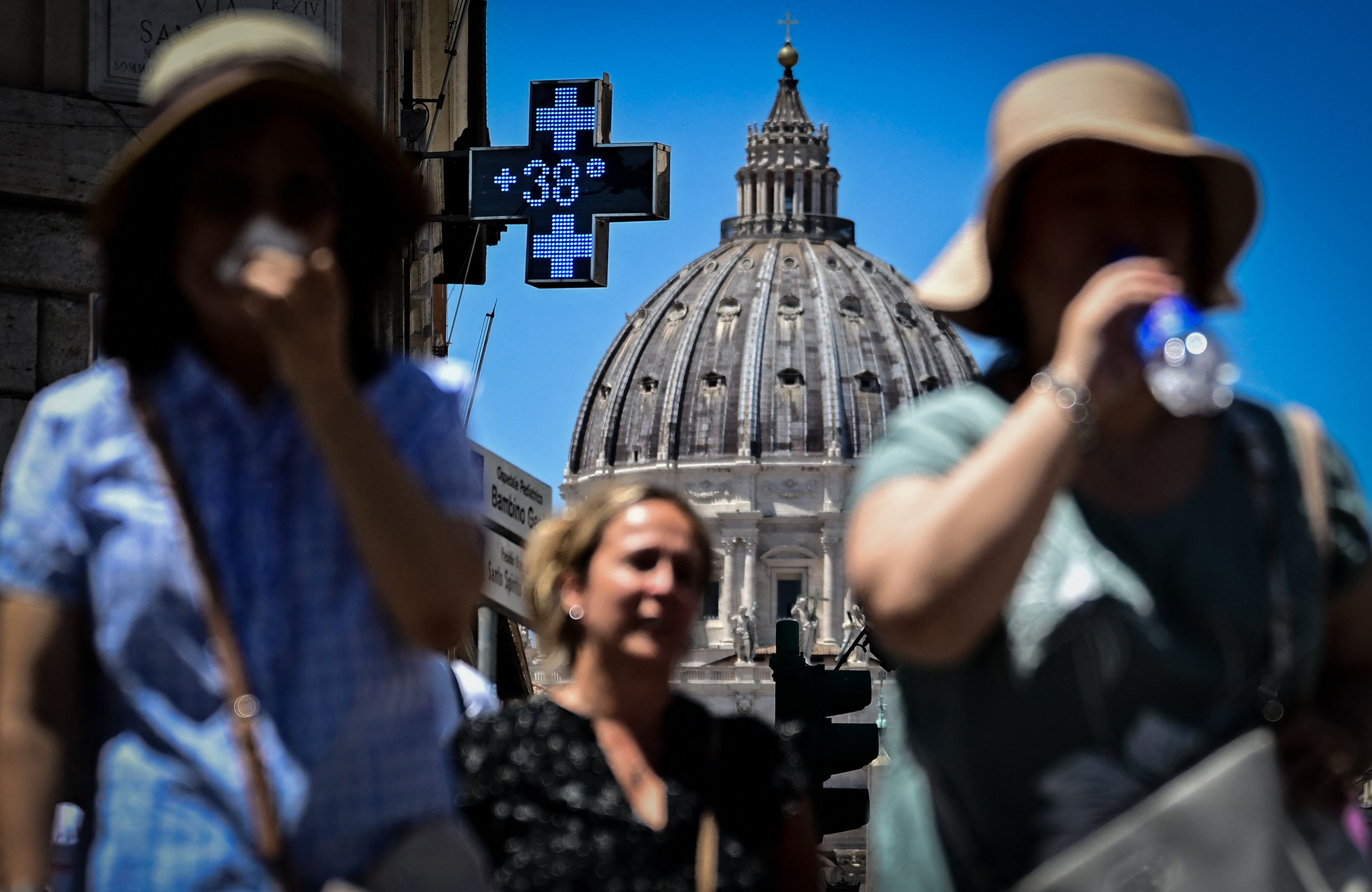 Rzym, okolice Watykanu, szyld apteki wyświetla aktualną temperaturę – 38 C. 28.06.2025 r.