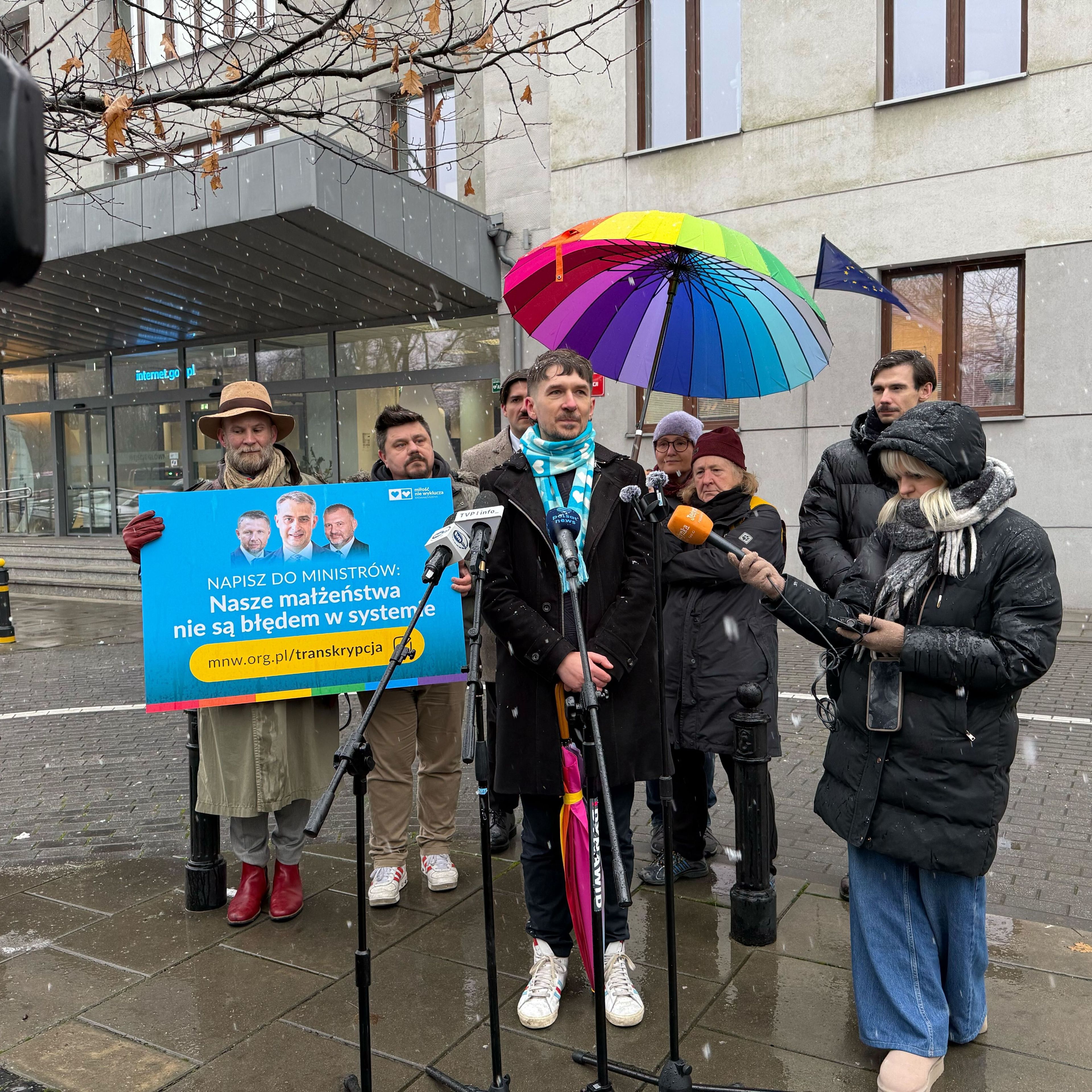 Konferencja prasowa Miłość Nie Wyklucza w sprawie wyroku TSUE pod gmachem Ministerstwa Cyfryzacji. 25.11.2025 r.