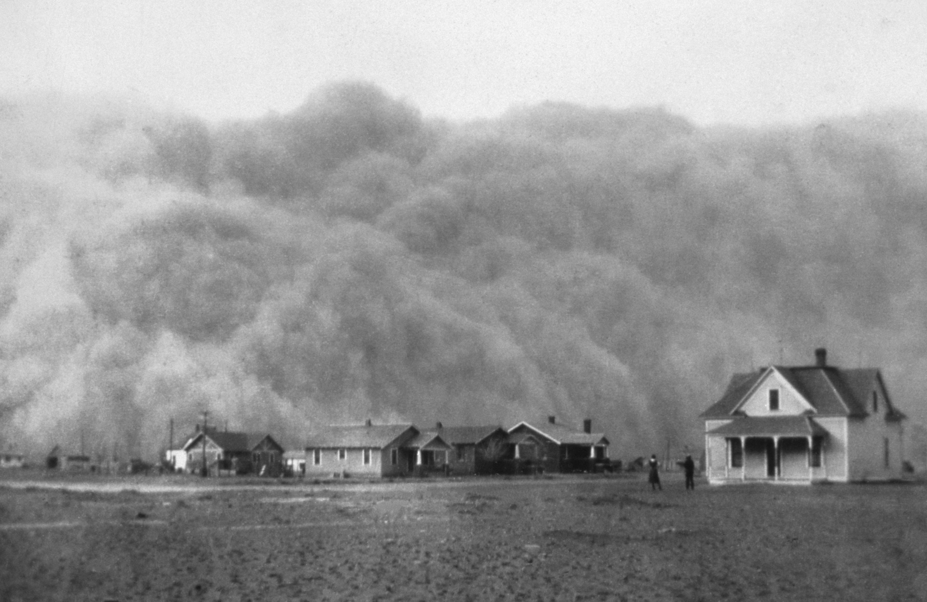 Wielka chmura pyłu nadciąga nad osadę. Dust Bowl