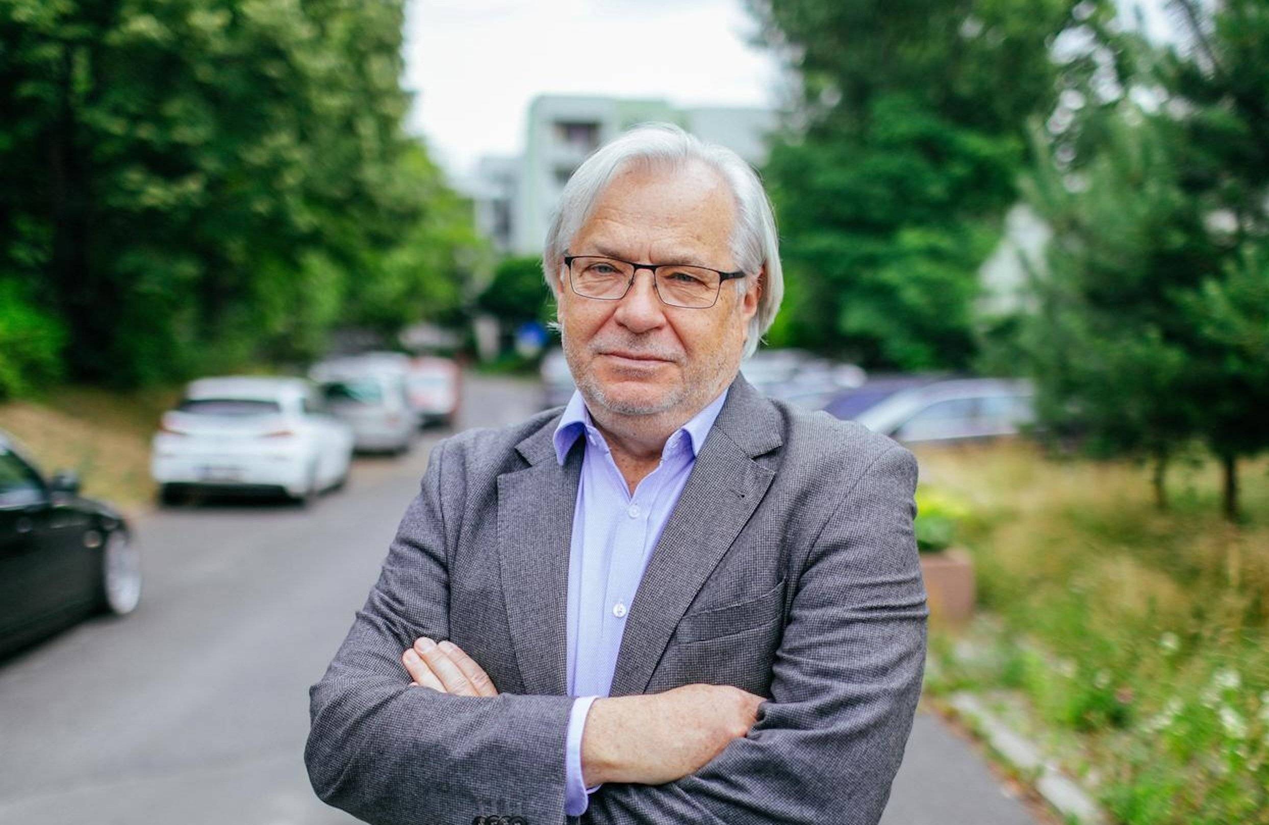 siwy mężczyzna w okularach