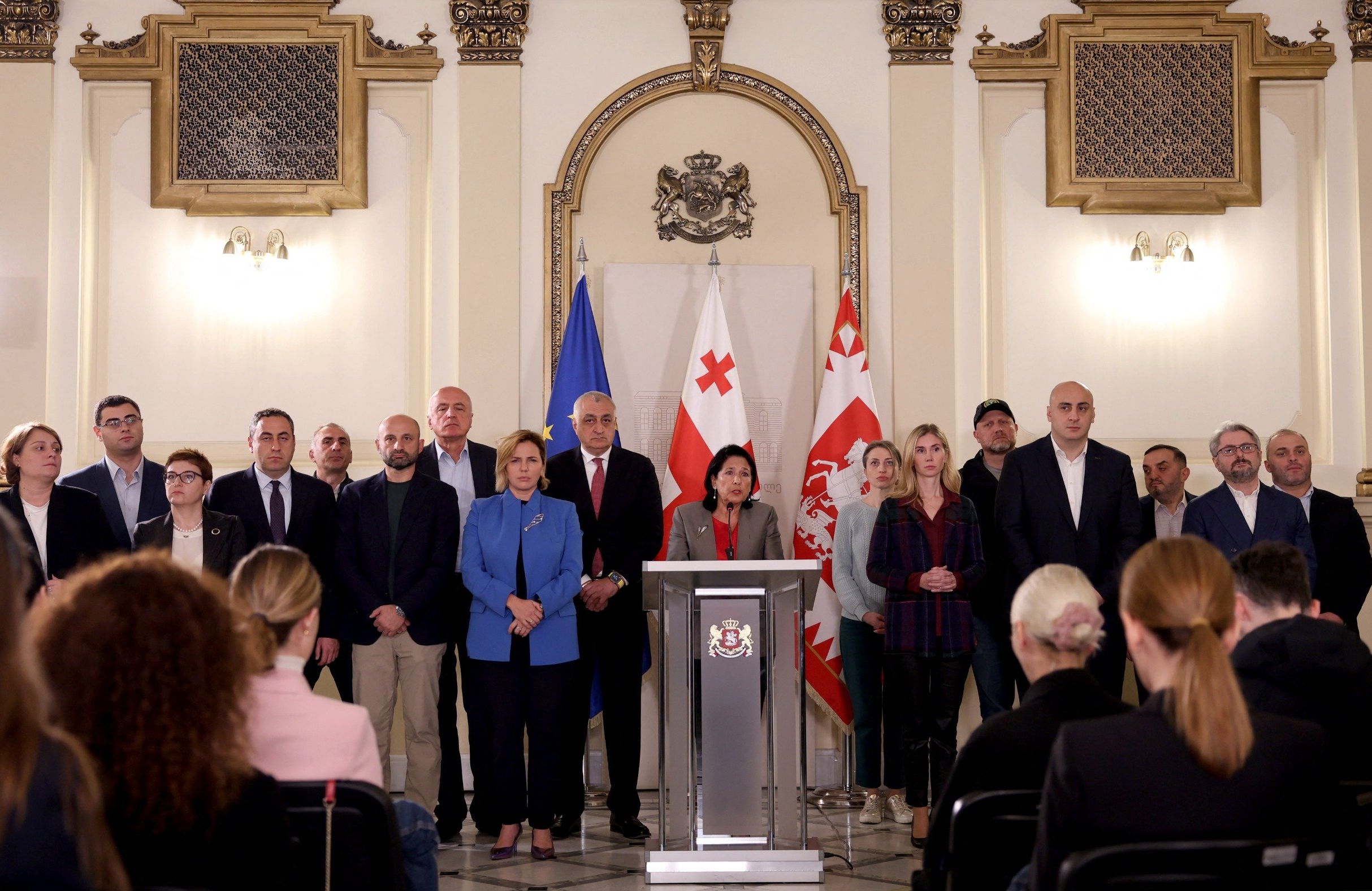 Politycy stoją we wnętrzach pałacu prezydenckiego w Gruzji