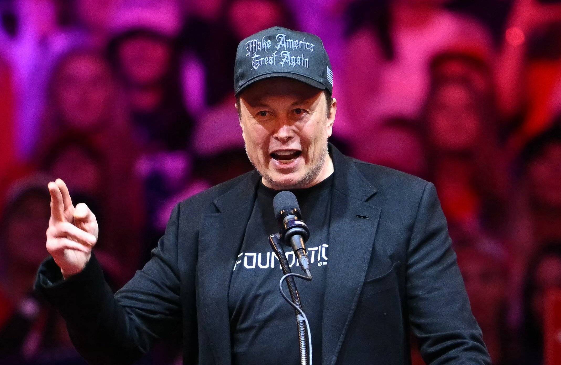 Elon Musk przemawia na wiecu wyborczym Donalda Trumpa
