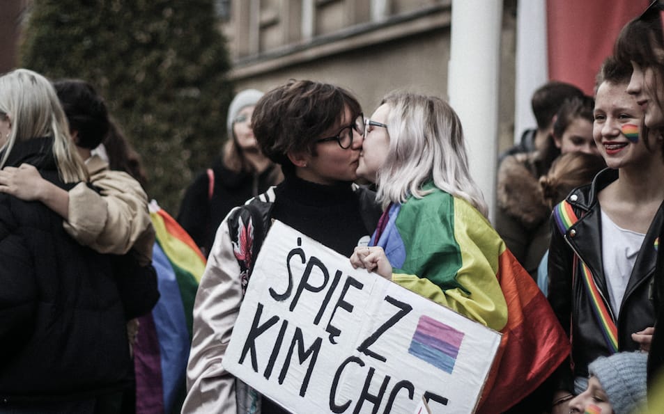 Grafika do artykułu Tęczowa flaga na maszcie budynku MEN. Uczniowie: "Zapomnieliście o nas. Udajecie, że nas nie ma" [ZDJĘCIA]