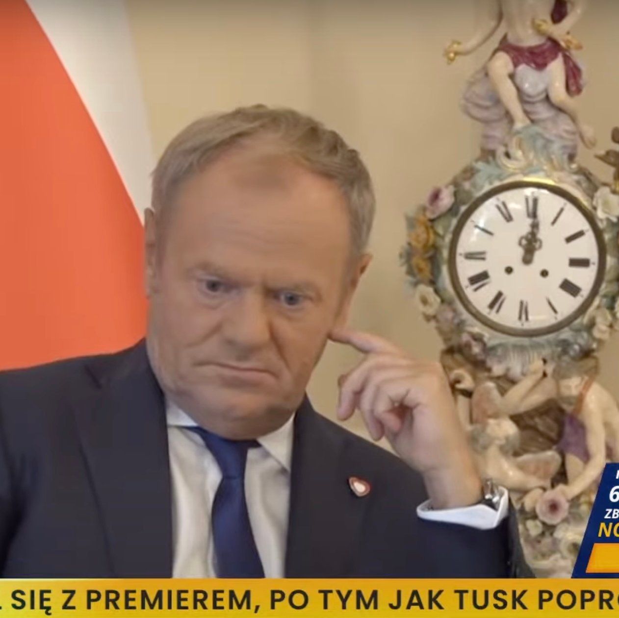Donald Tusk czeka na spotkanie z Karolem Nawrockim. Po prawej zegar pokazuje godzinę 12.