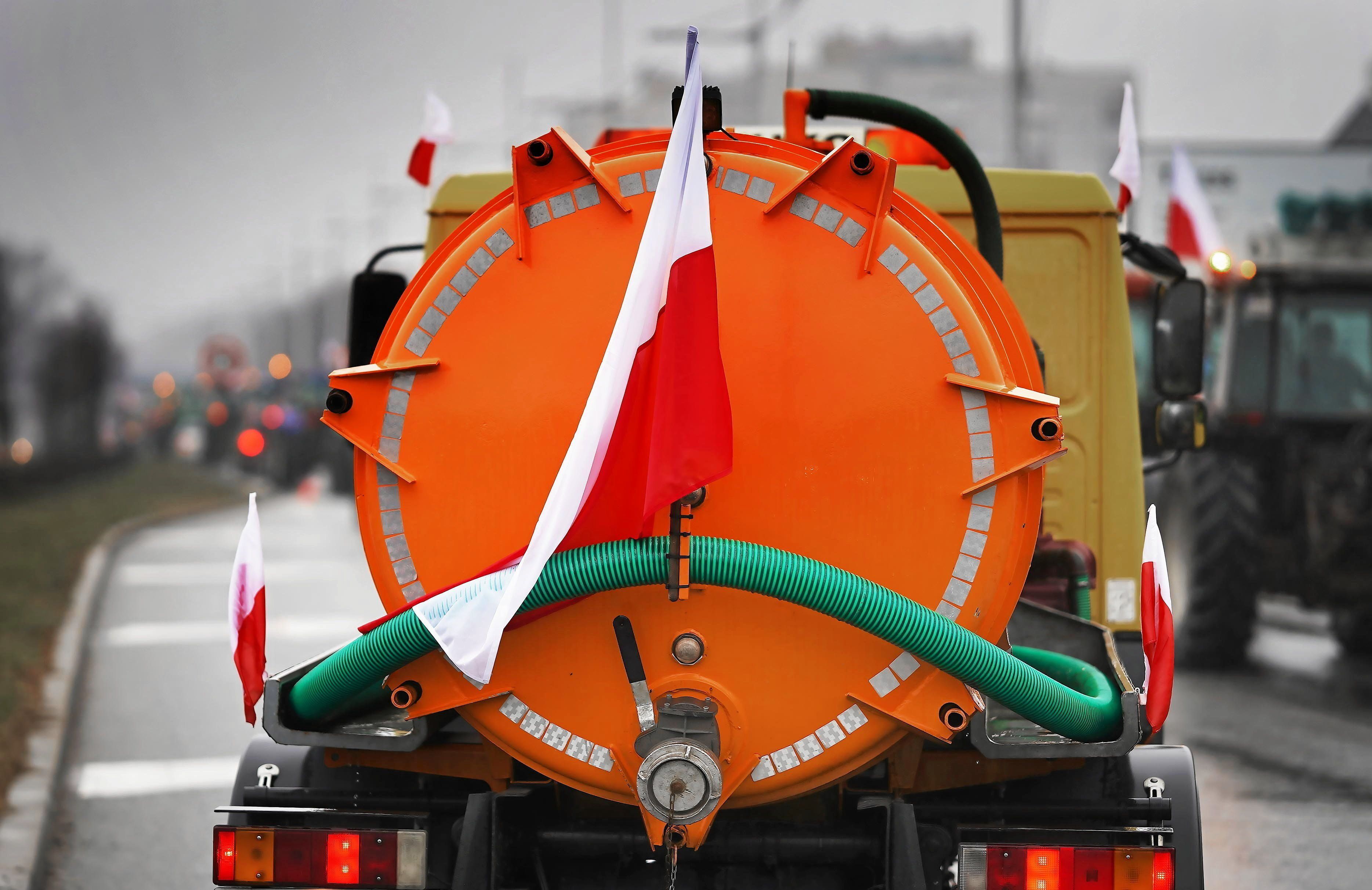Szambowóz z polską flagą