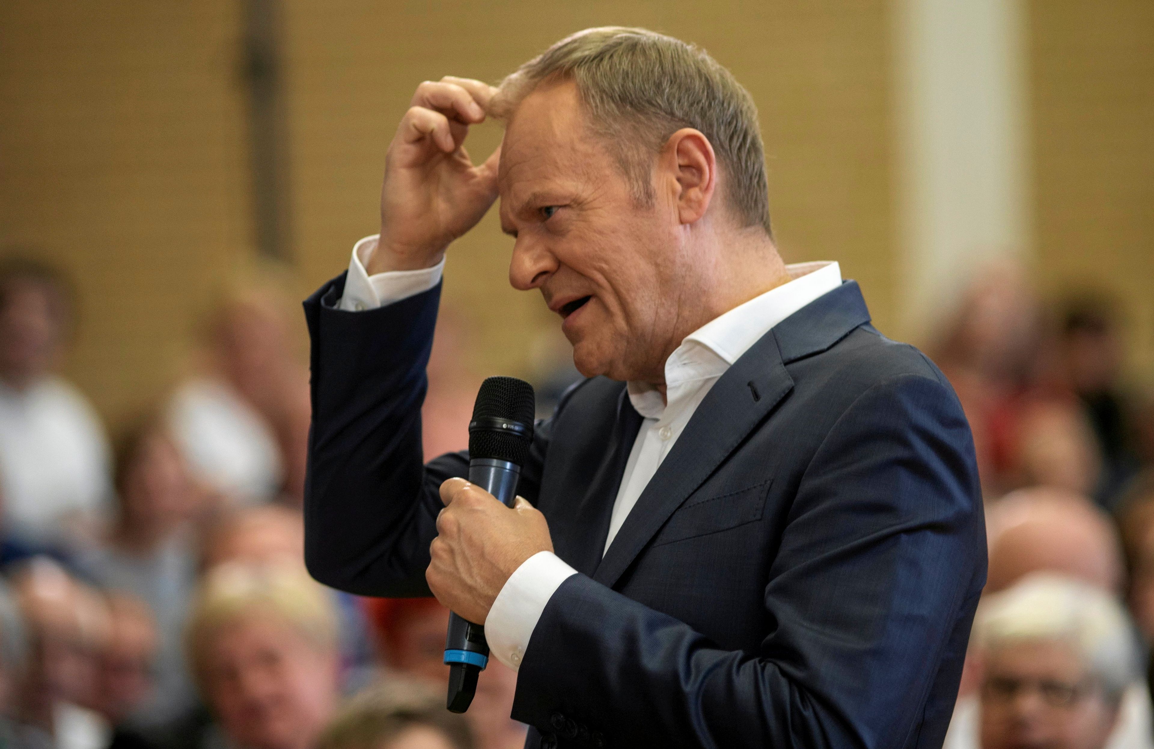 Donald Tusk podczas wiecu drapie się po głowie