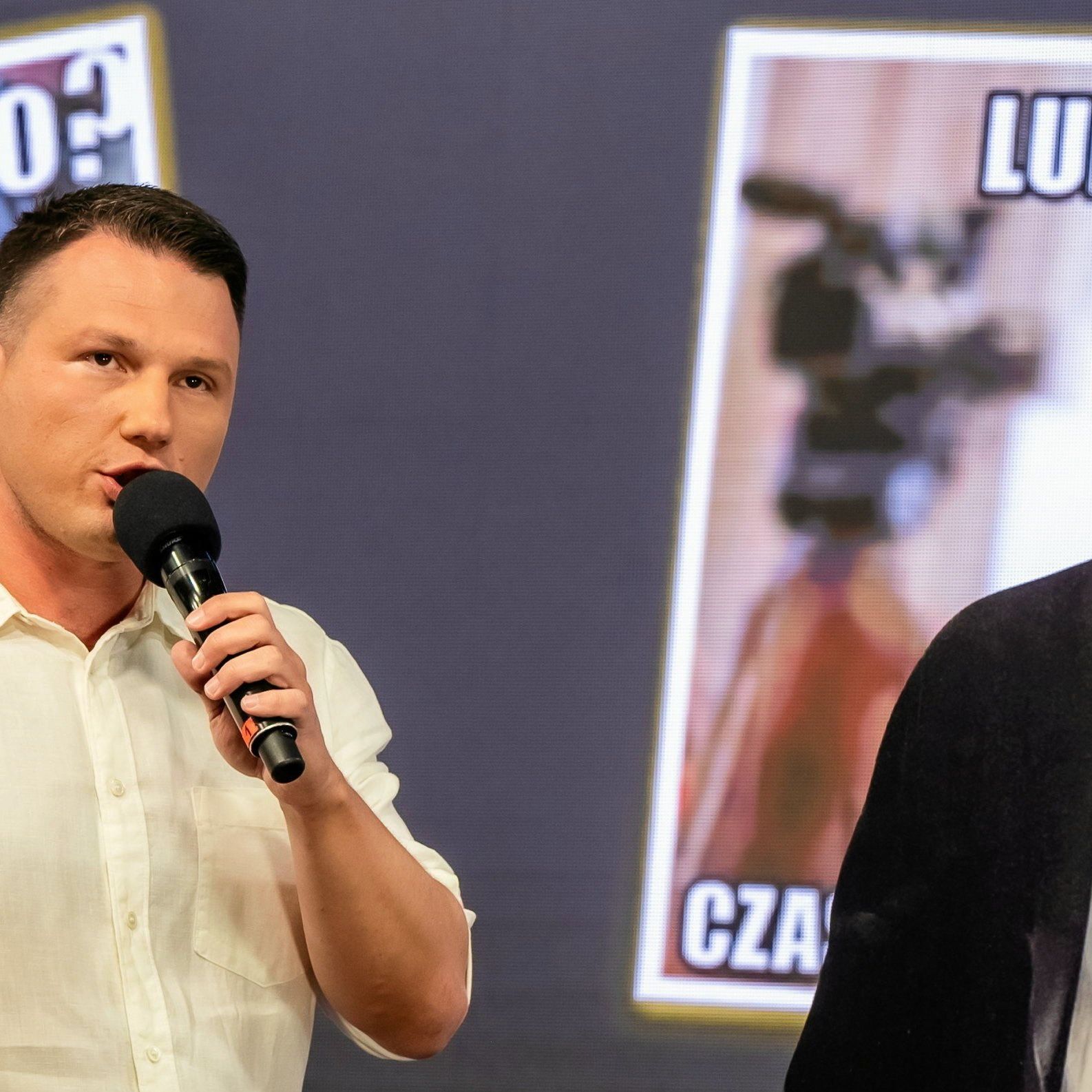 Wiec wyborczy Konfederacji w Toruniu. Mentzen i Bosak na zywo i makieta Kaczyńskiego. 1 września 2023 r.