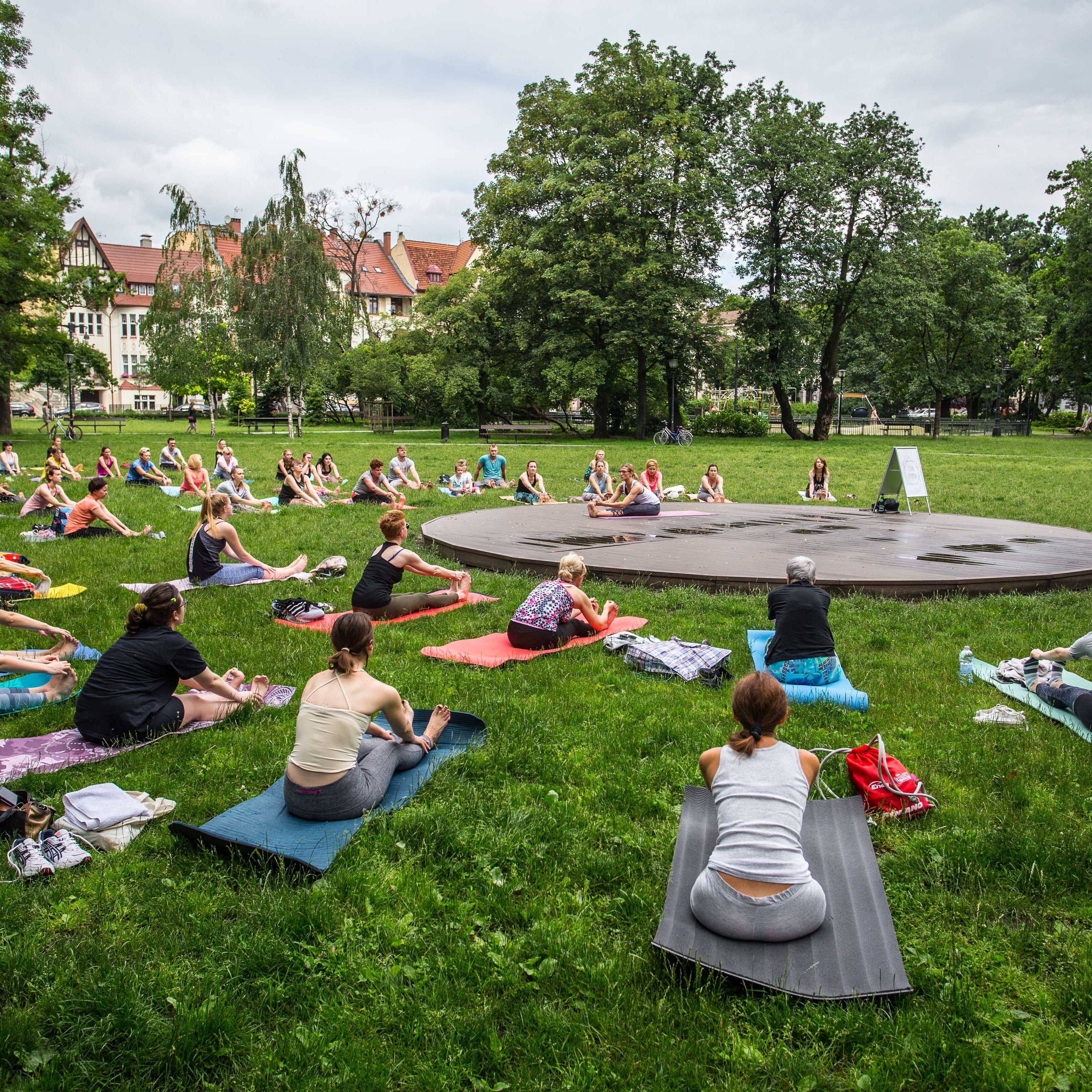 Joga w parku Kochanowskiego w Bydgoszczy
