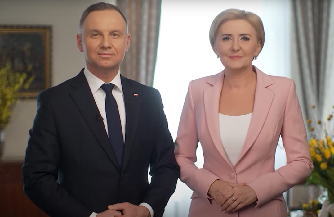 Andrzej Duda w ciemnym garniturze, Agata Duda w różowej garsonce