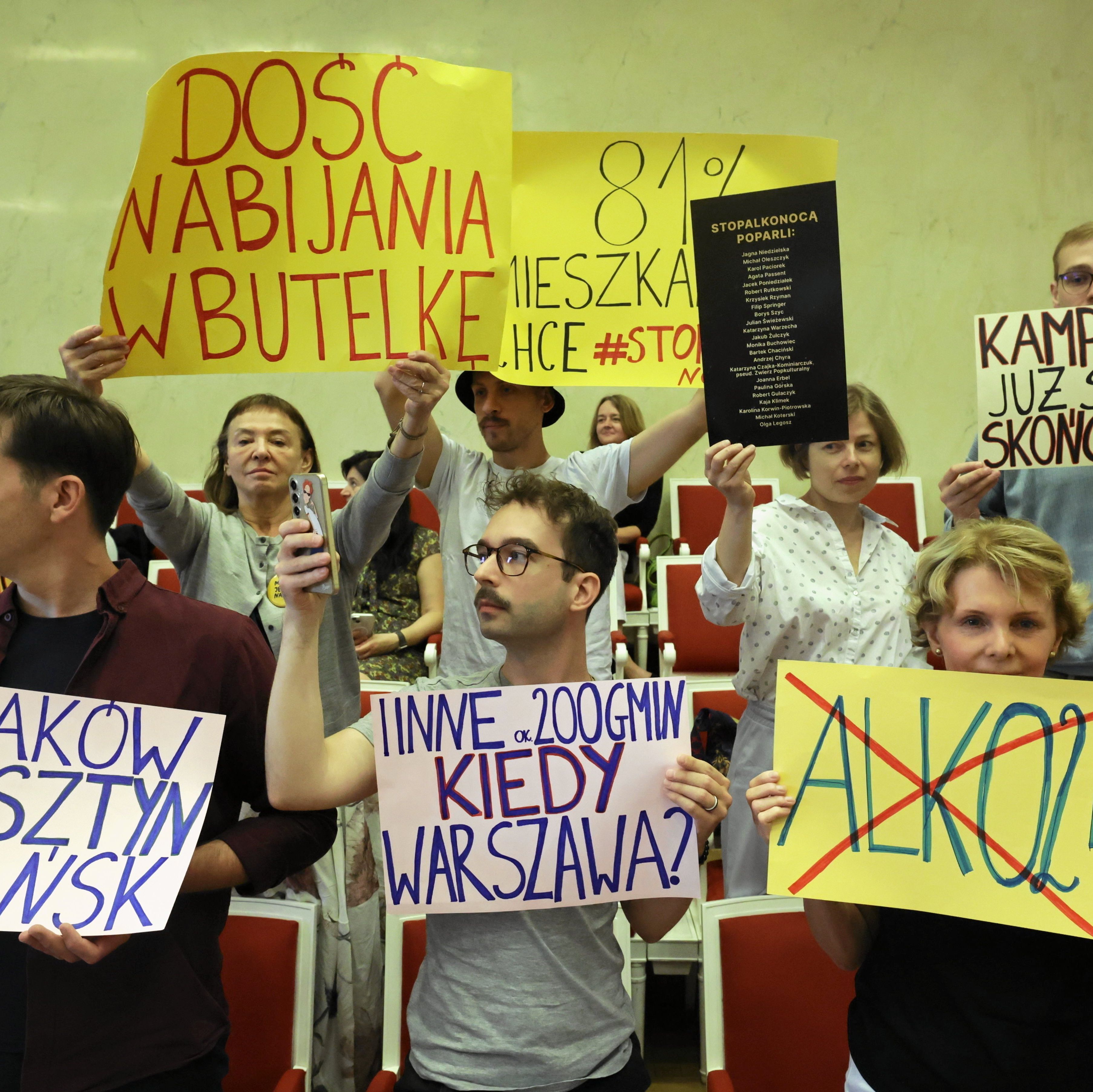 Happening i protest aktywistów z grupy Miasto jest Nasze ws. nocnej sprzedazy alkoholu podczas sesji Rady Warszawy