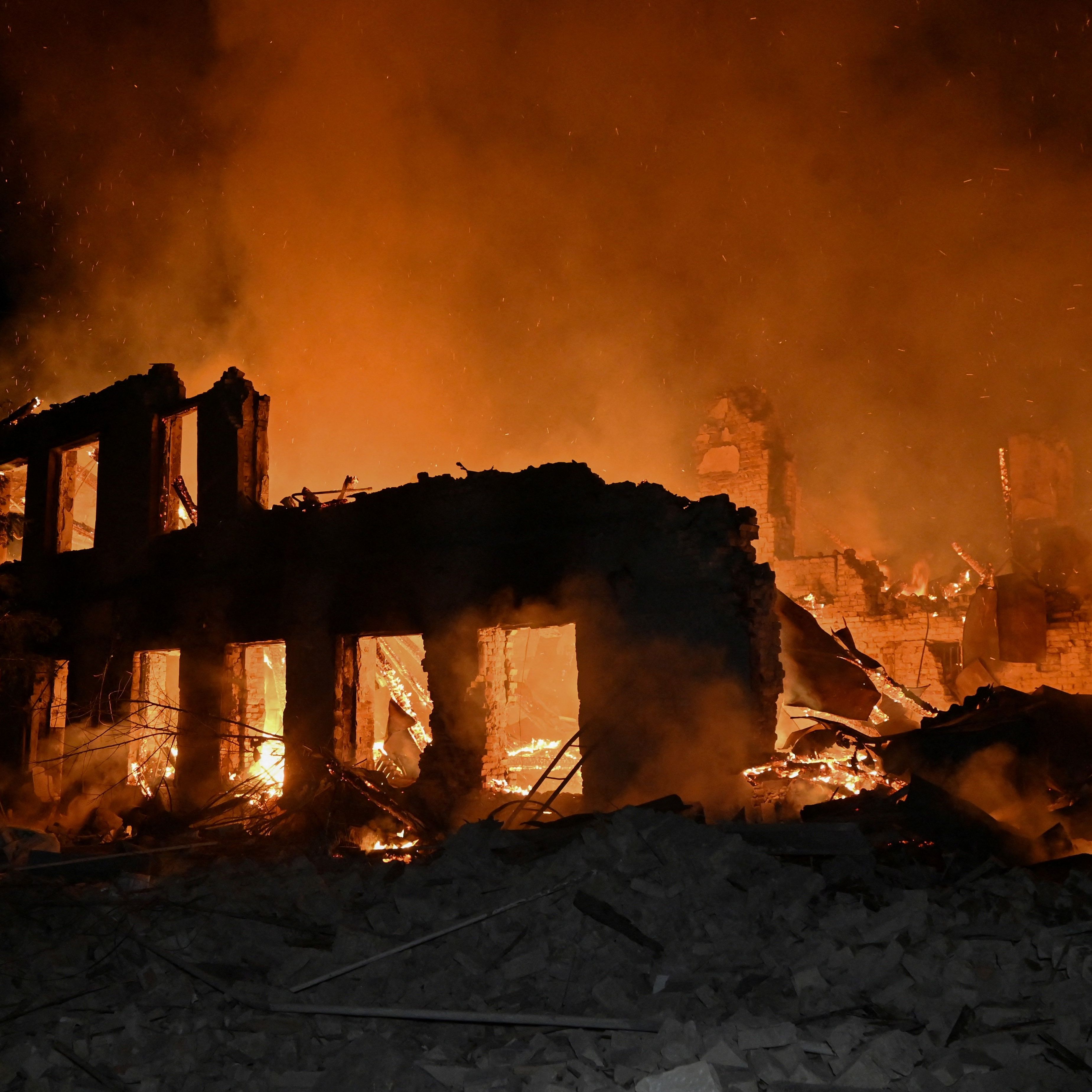 Płonie dom mieszkalny po ataku rosyjskim dronem w miejscowqości Czugujew w okolicach Charkowa, 7.11.2025 r.