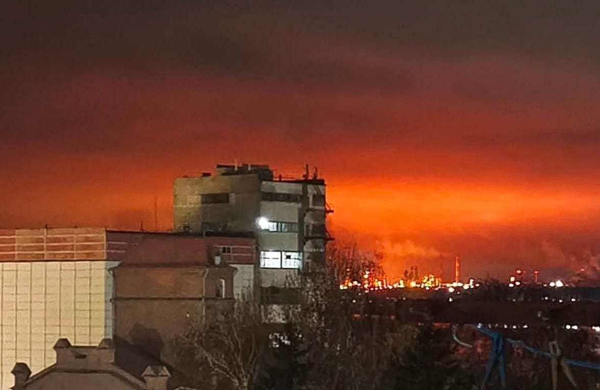 Screenshot of video showing Saratov Oil Refinery on fire